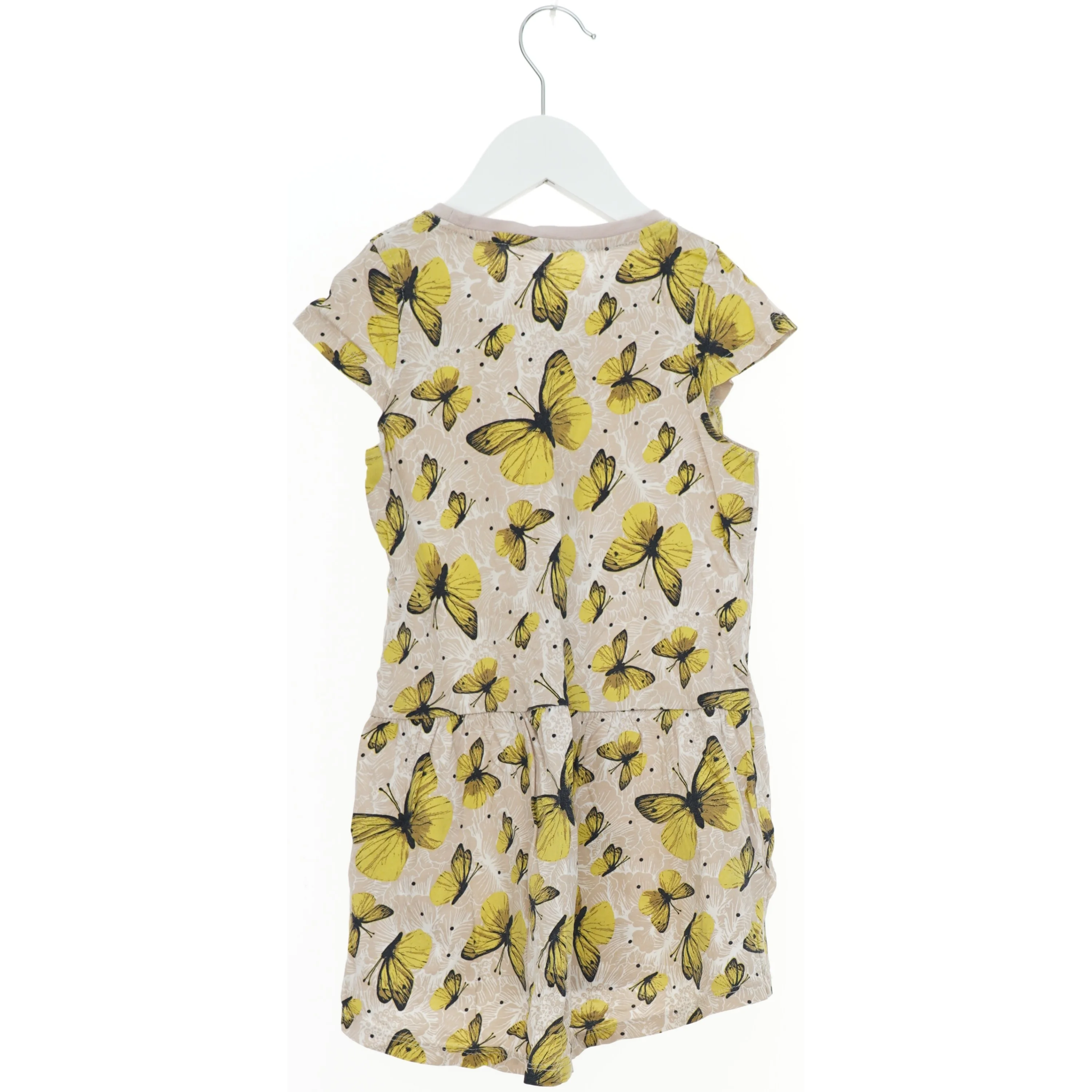 Kjole med sommerfugle mønster fra Basic needs (str. 110)