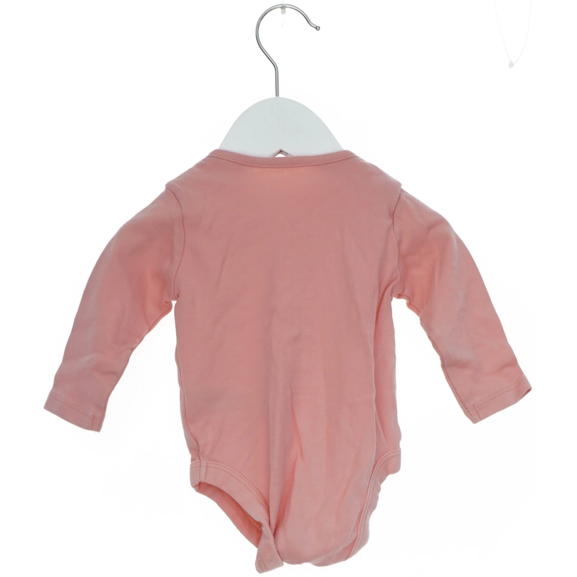 Lyserød bodystocking til baby fra Mothercare (str. 68)