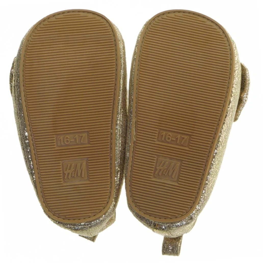 Guld babysko med sløjfe fra H&M (str. 16-17 )