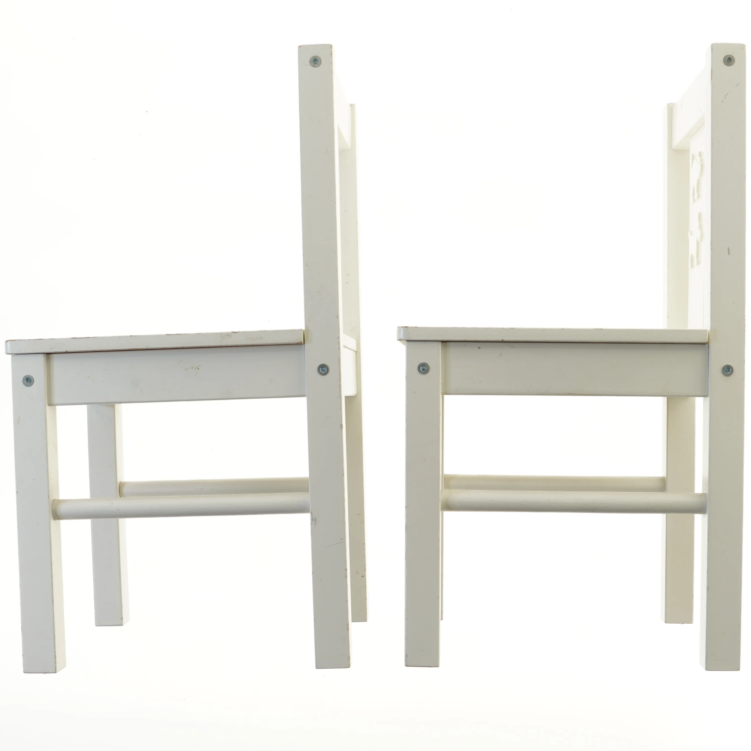 To hvide børnestole med udskæringer fra IKEA (str. 53,5x28,5x26 cm)
