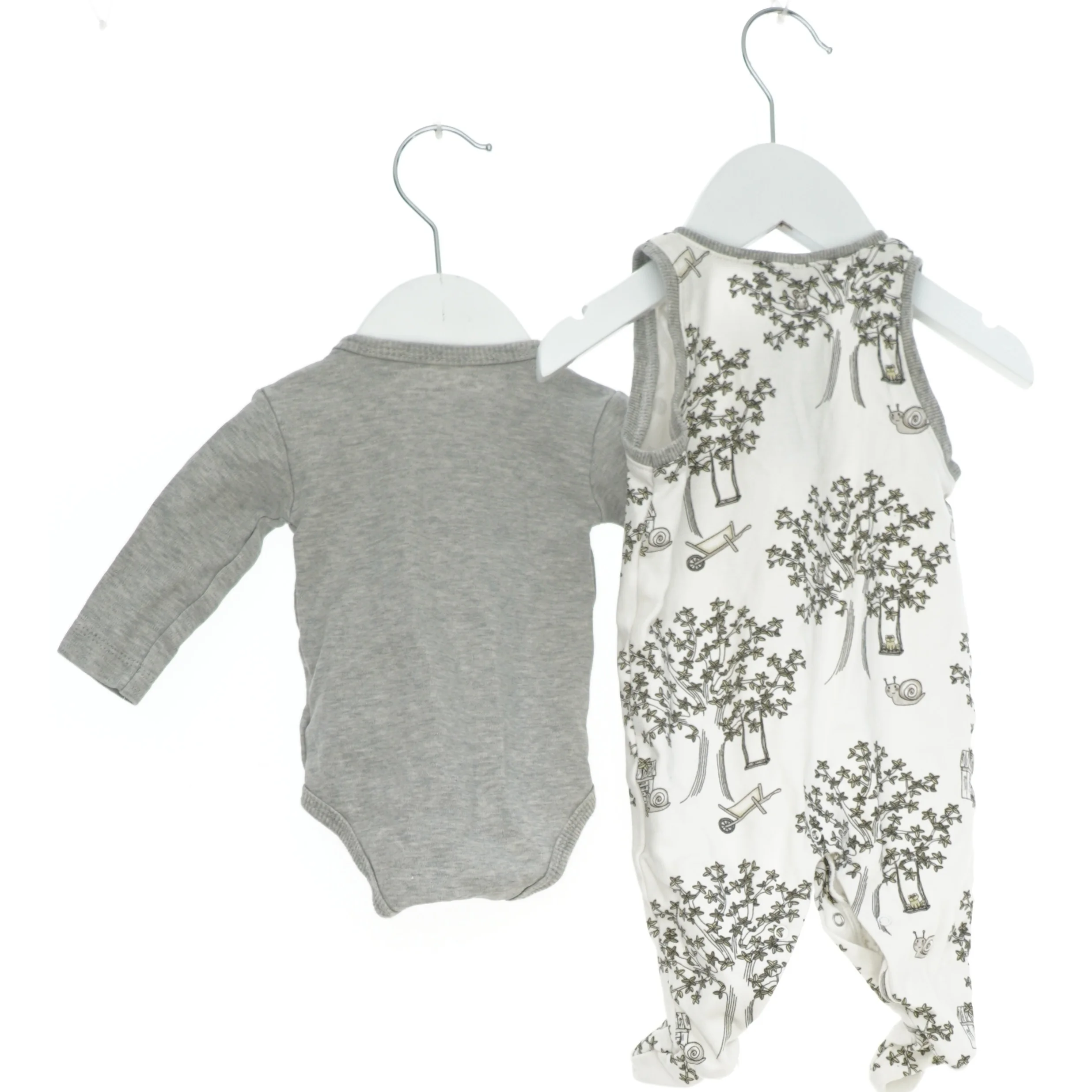 Babysæt med grå heldragt og mønstret sparkedragt fra Fixoni (str. 56)