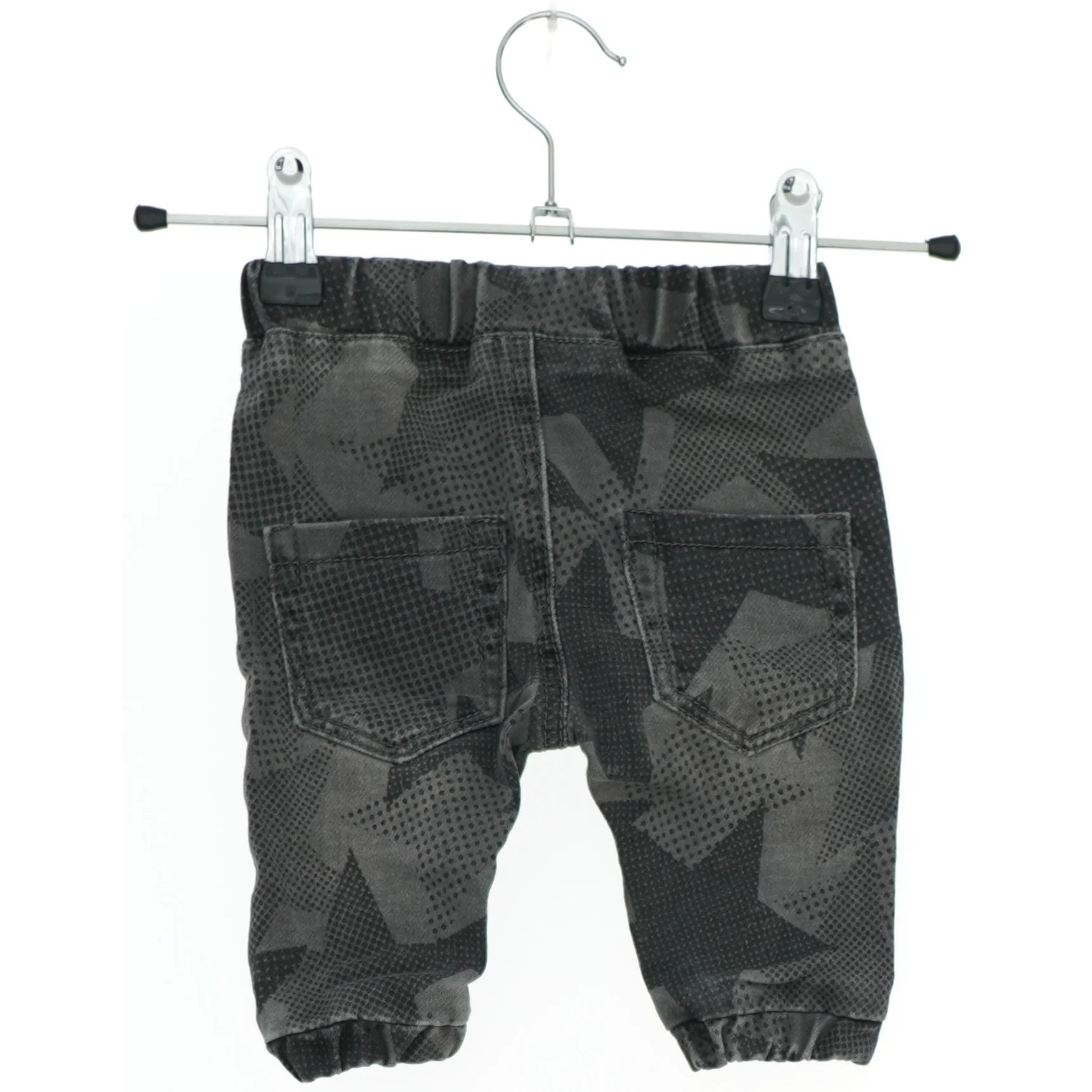 Babybukser med mønster fra Hust & Claire (str. 56)