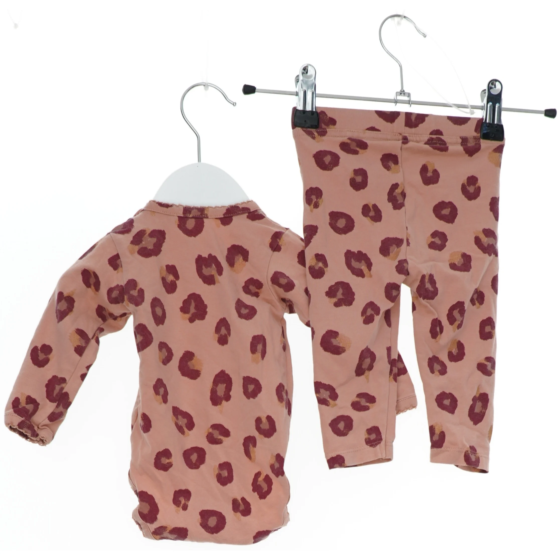 Baby dragtsæt med leopardprint fra Petit (str. 62)