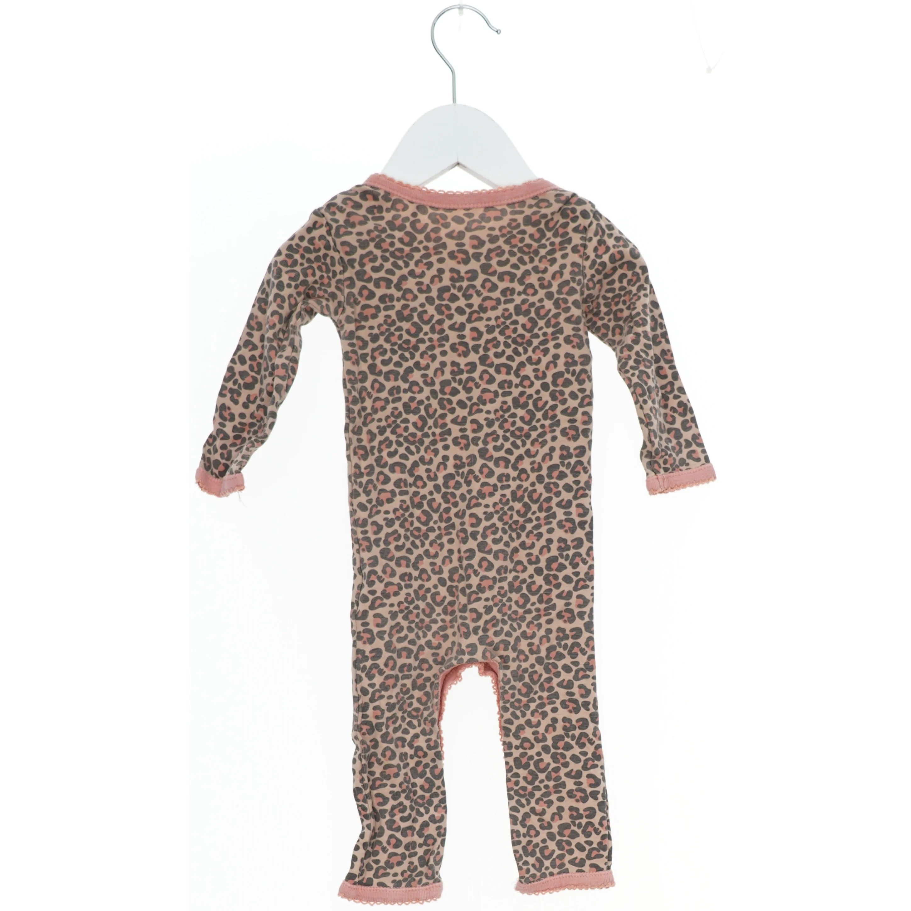 Heldragt til baby med leopardmønster fra Petit (str. 68)