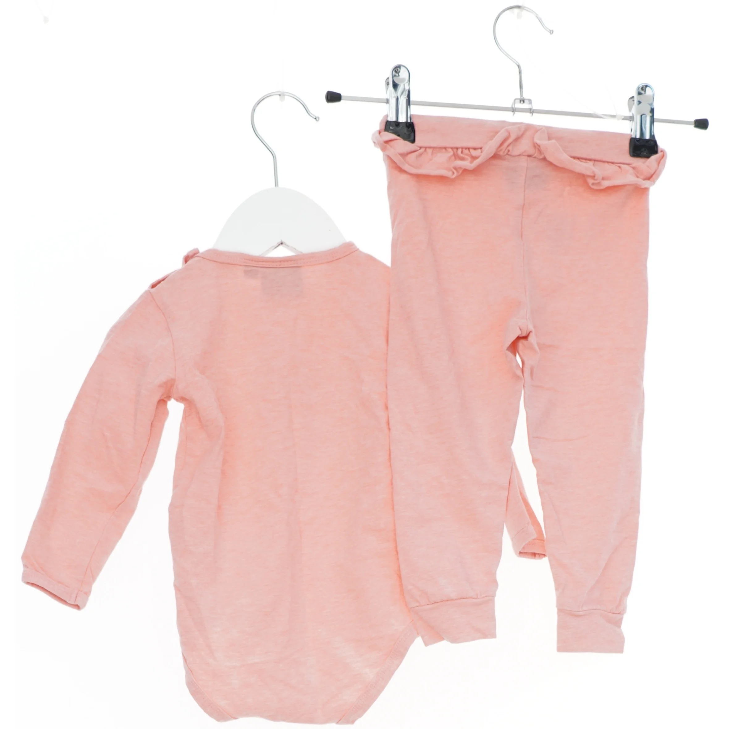 Lyserød bodystocking og bukser med kattemotiv fra Petit sofieschnoor(str. 74)