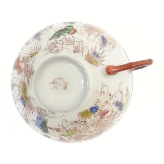 Sæt af fem dekorerede kopper (str. Ø 8,4x4,5 cm)