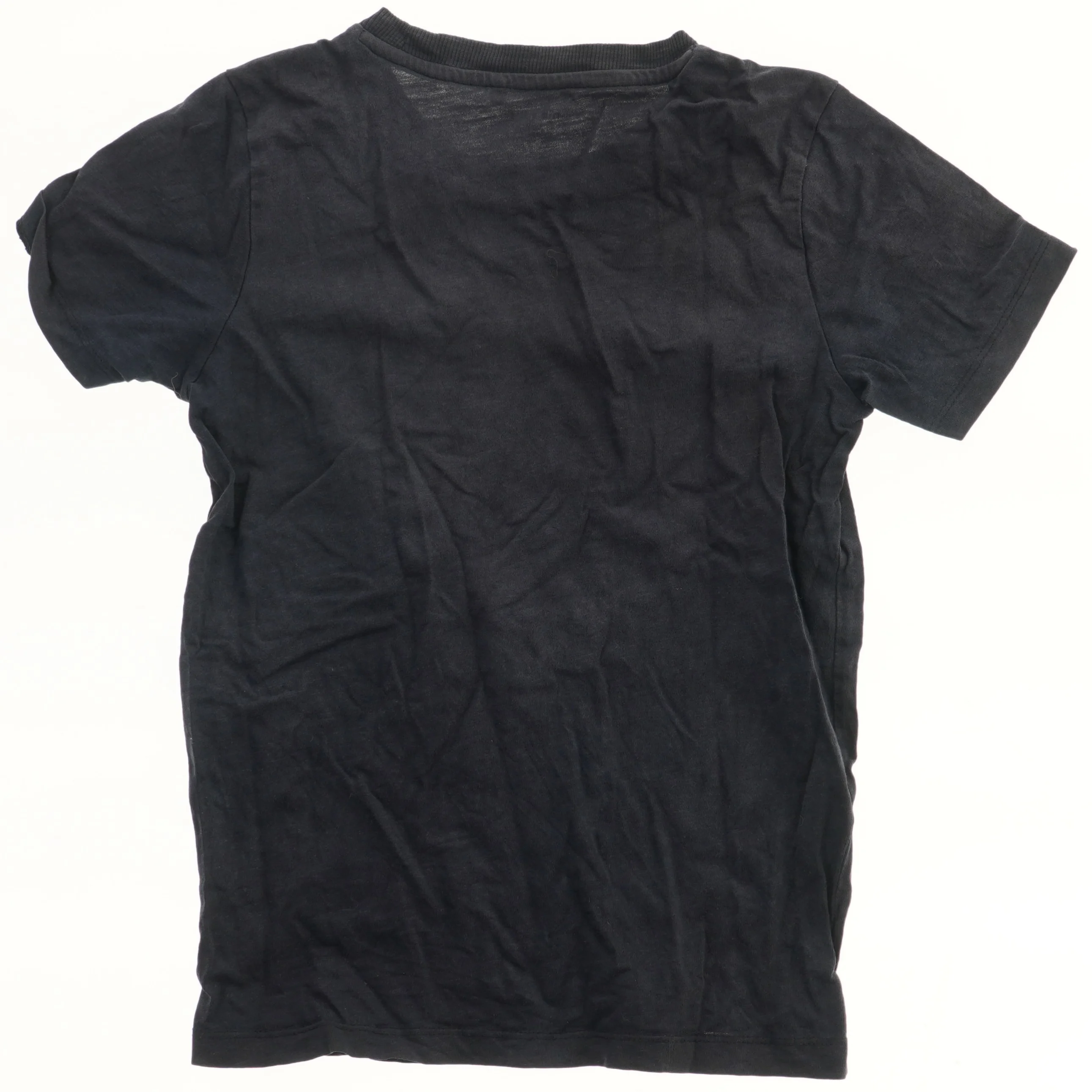 T-shirt med brystlomme fra Basic needs (str. 134)