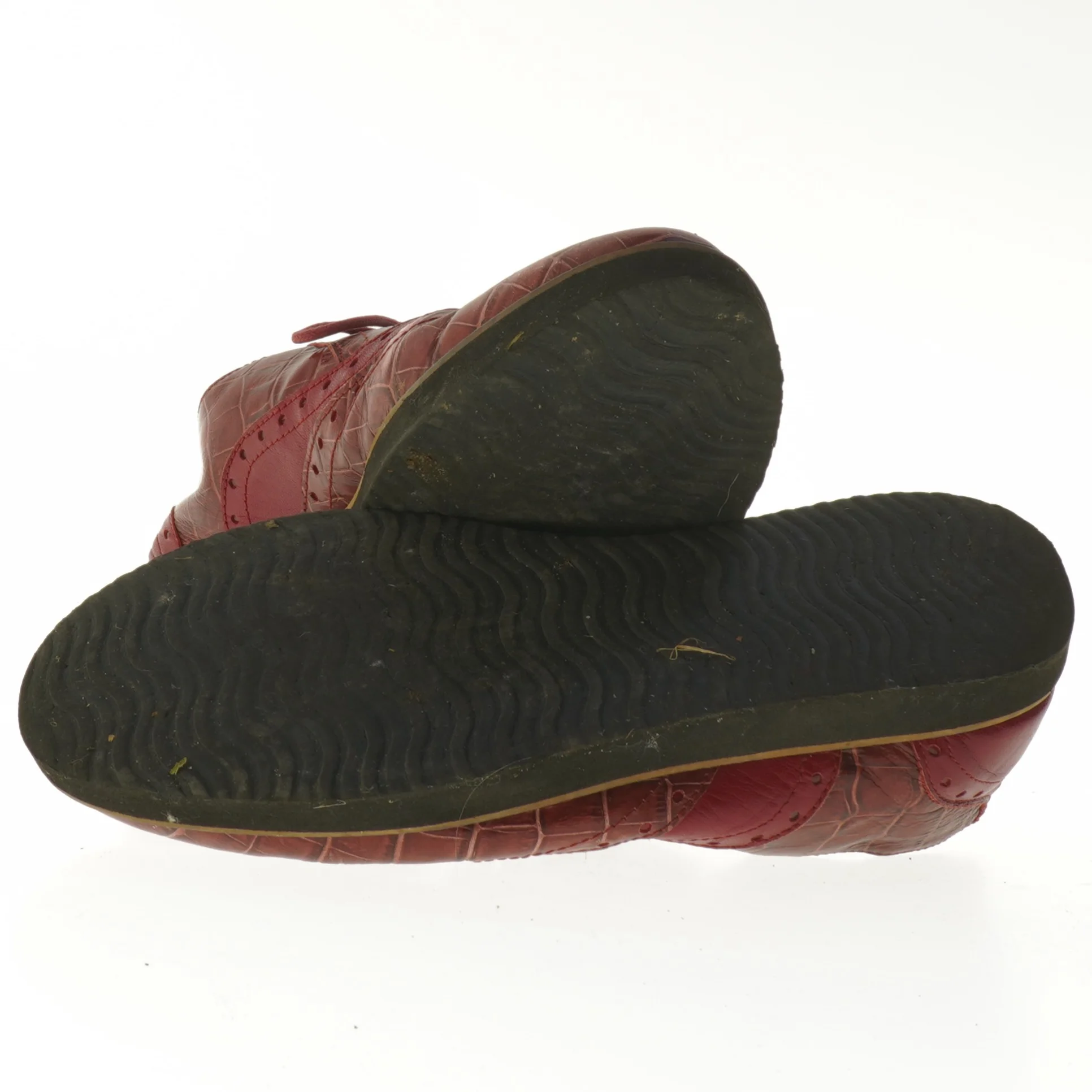 Røde sko med krokodillemønster (str. længde 28 cm)