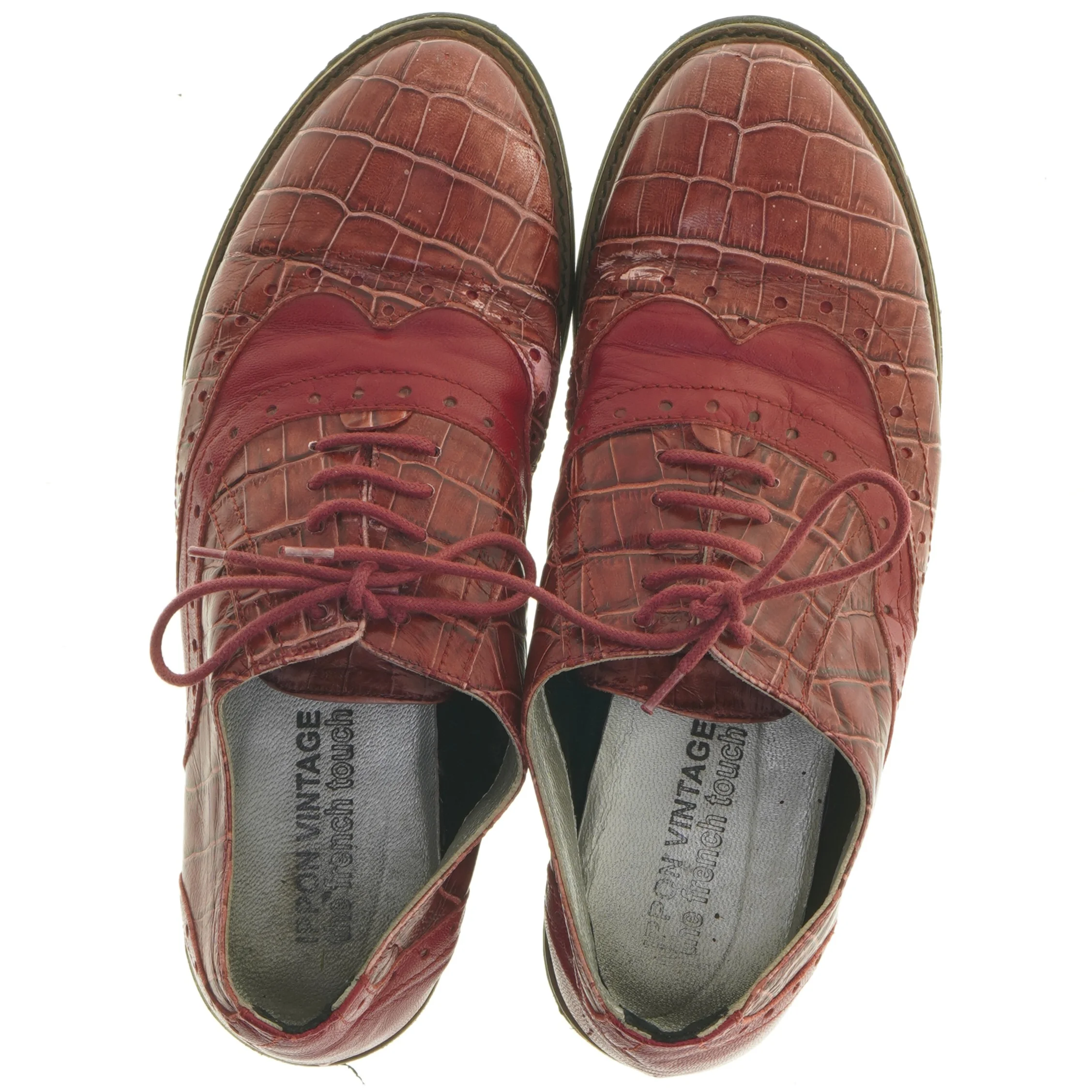 Røde sko med krokodillemønster (str. længde 28 cm)