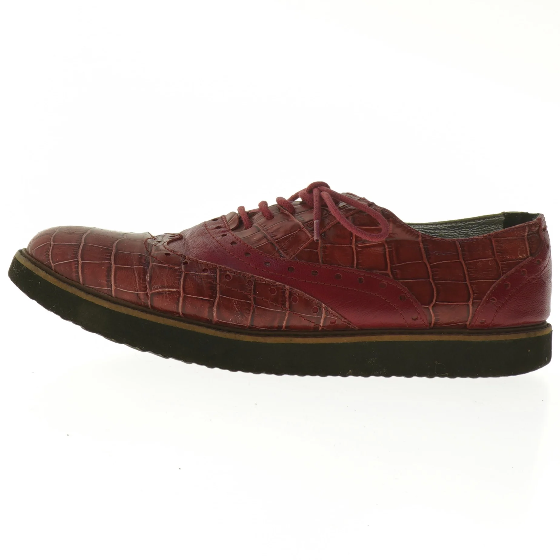 Røde sko med krokodillemønster (str. længde 28 cm)