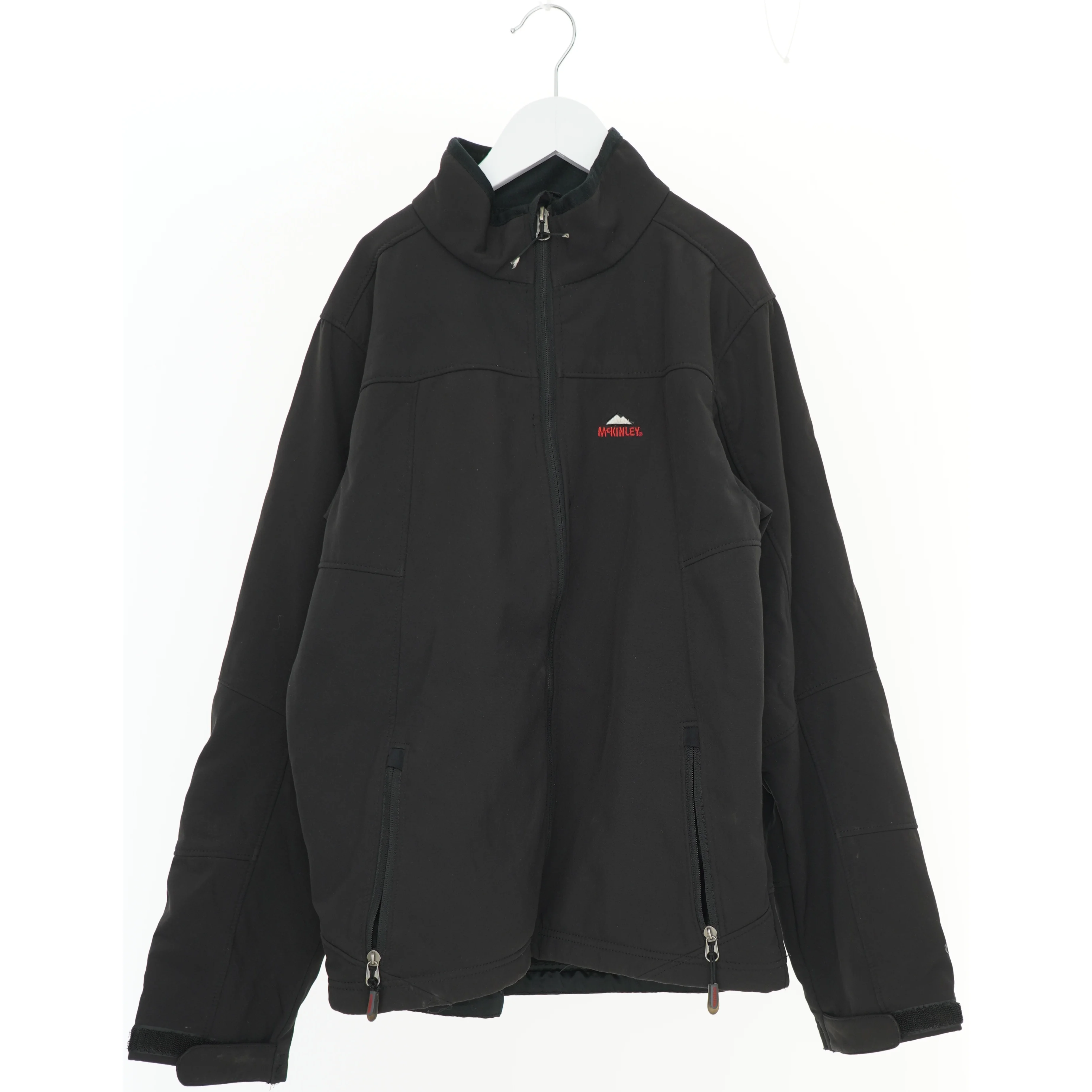 Vindjakke med lynlåslommer fra McKinley (str. 164)