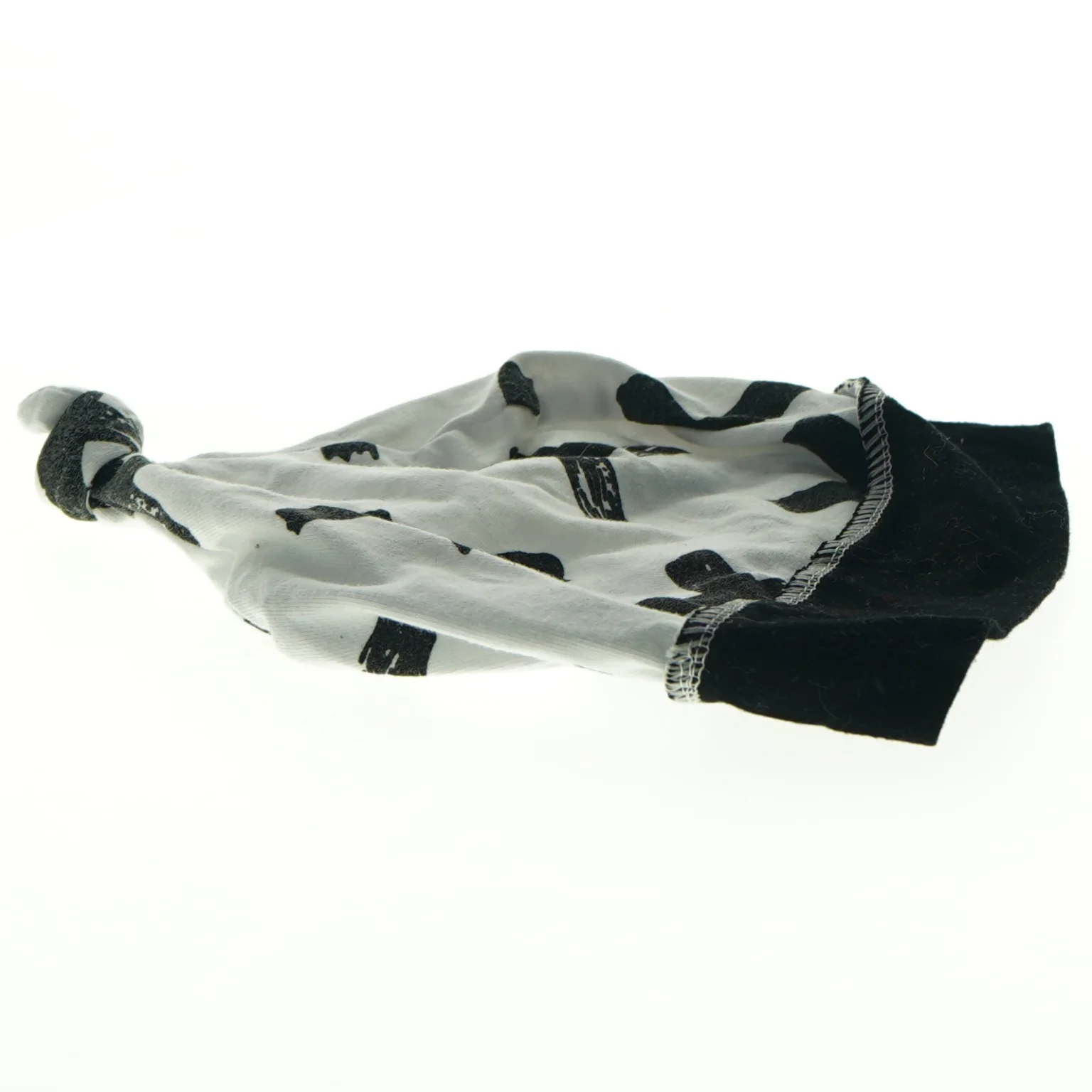 Hvid og sort hue med kryds-mønster (str. L. 19. cm. b 17 cm)