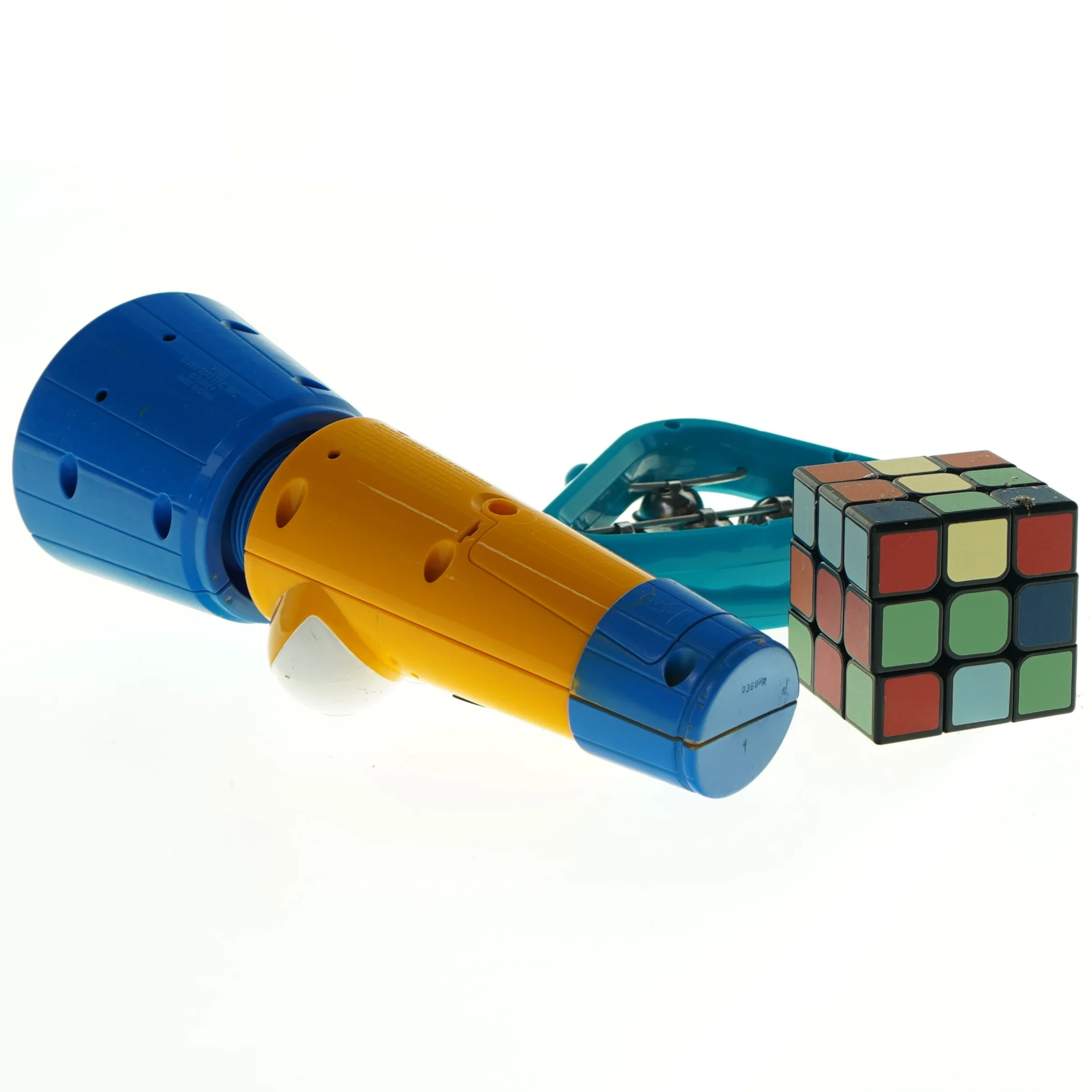 Legetøjssæt med Rubiks terning, rangle og teleskop (str. 22 x 8 cm. 5 x 5 cm)