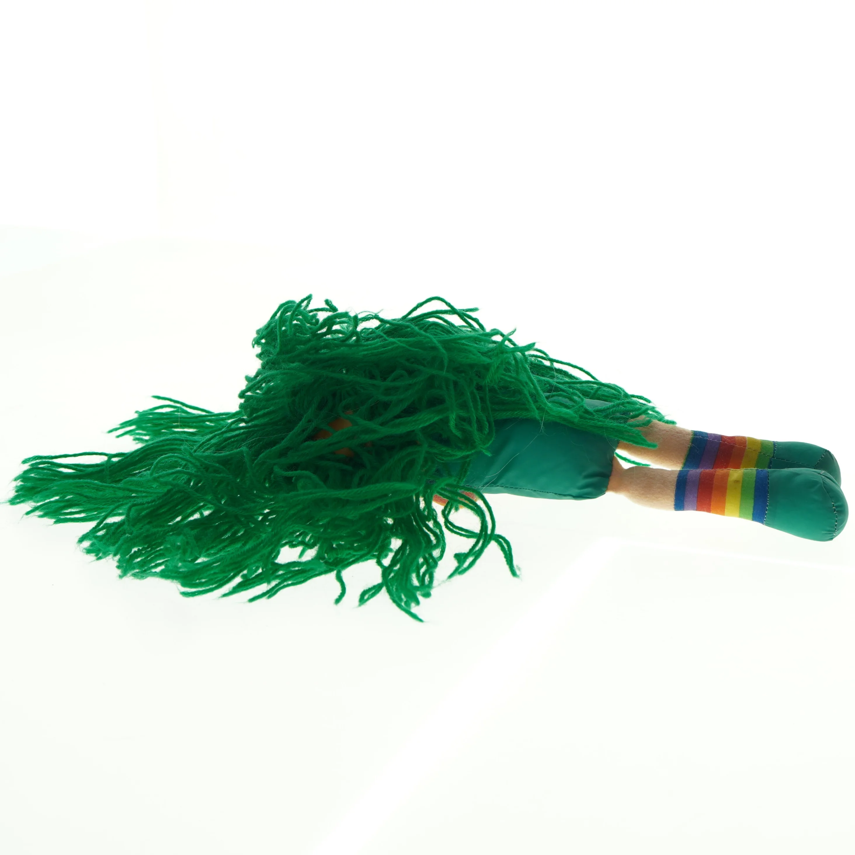 Stofdukke med grønt hår (str. 26 x 10 cm)