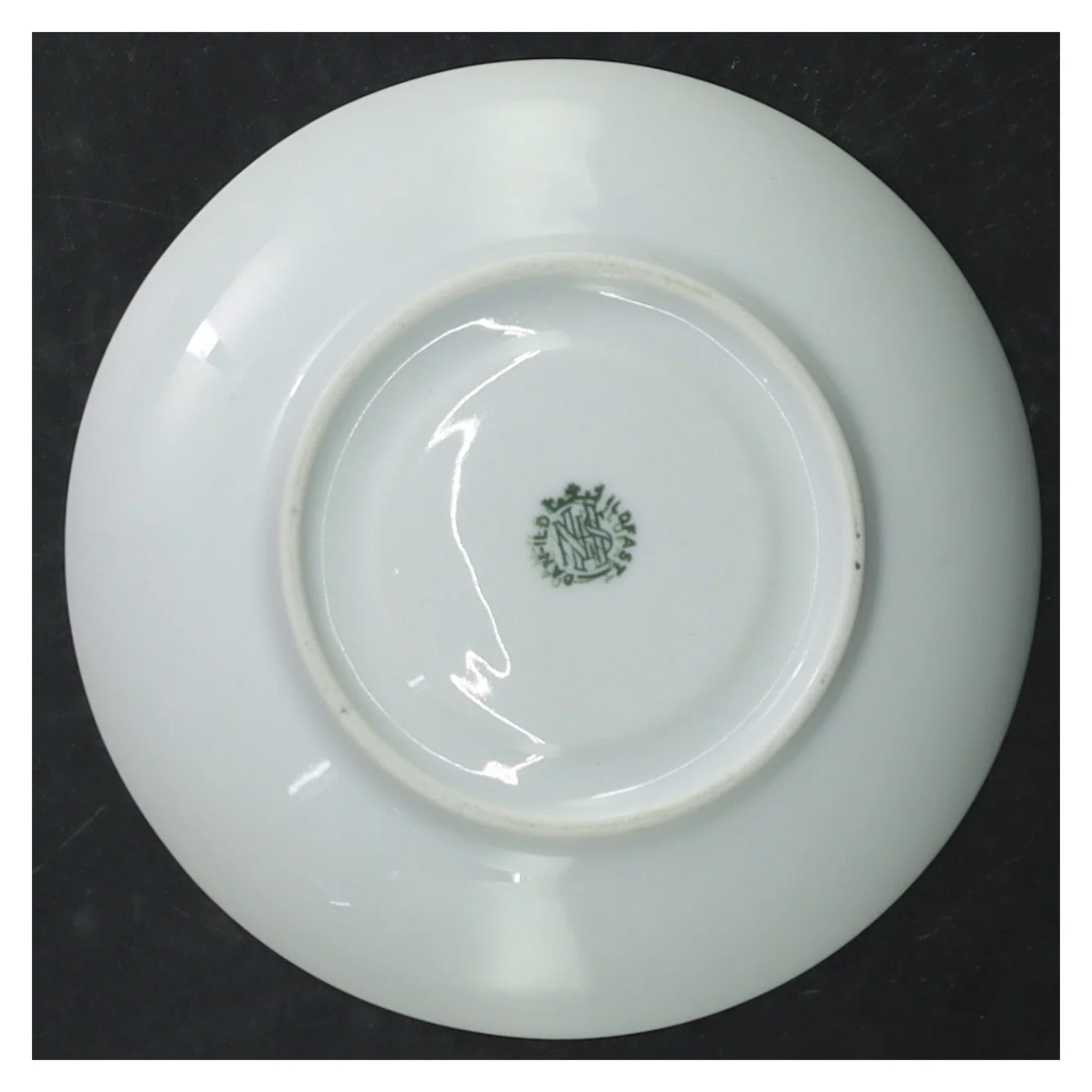 Porcelæn underkop med farvet mønster fra Lyngby (str. Ø 13,5 cm)