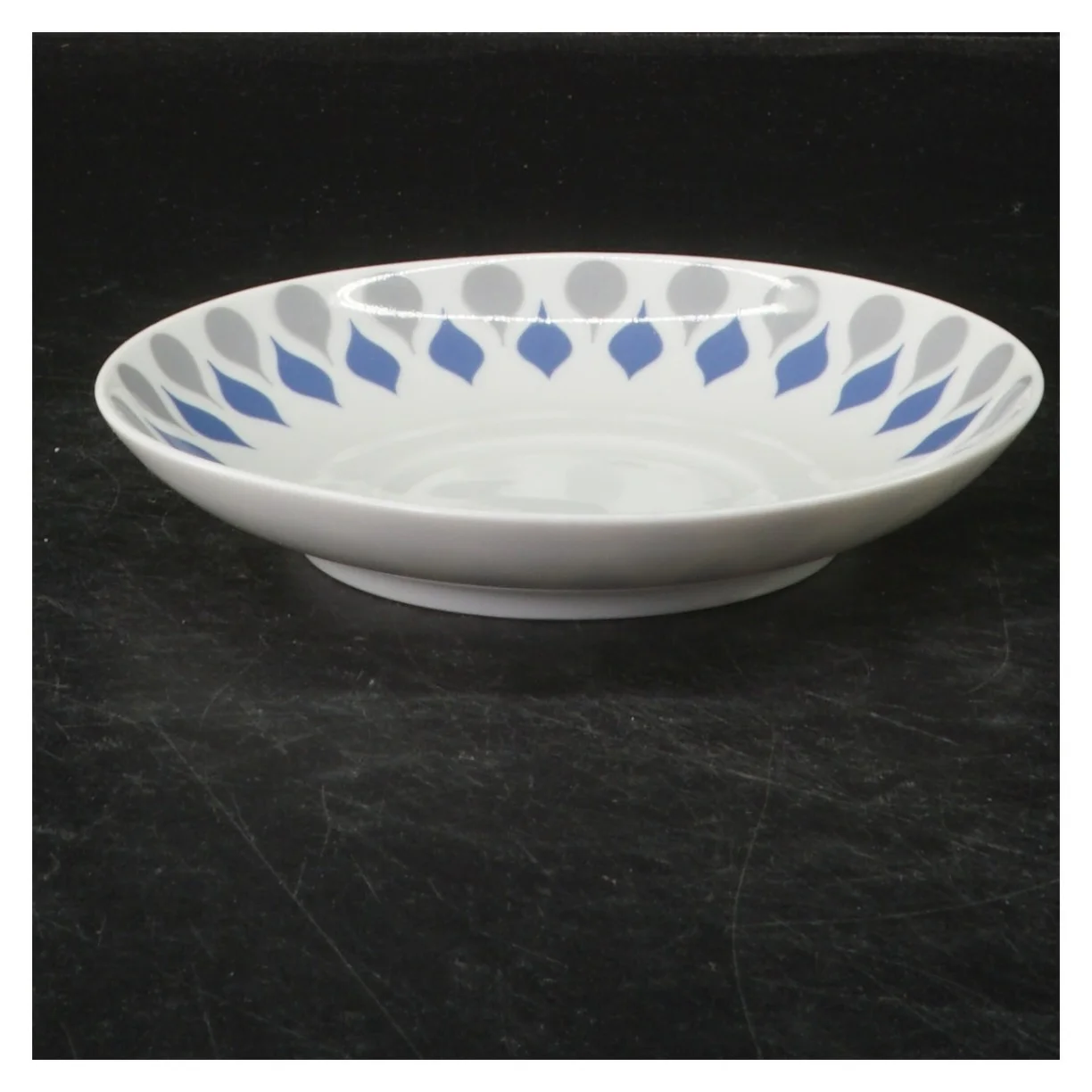 Porcelæn underkop med farvet mønster fra Lyngby (str. Ø 13,5 cm)