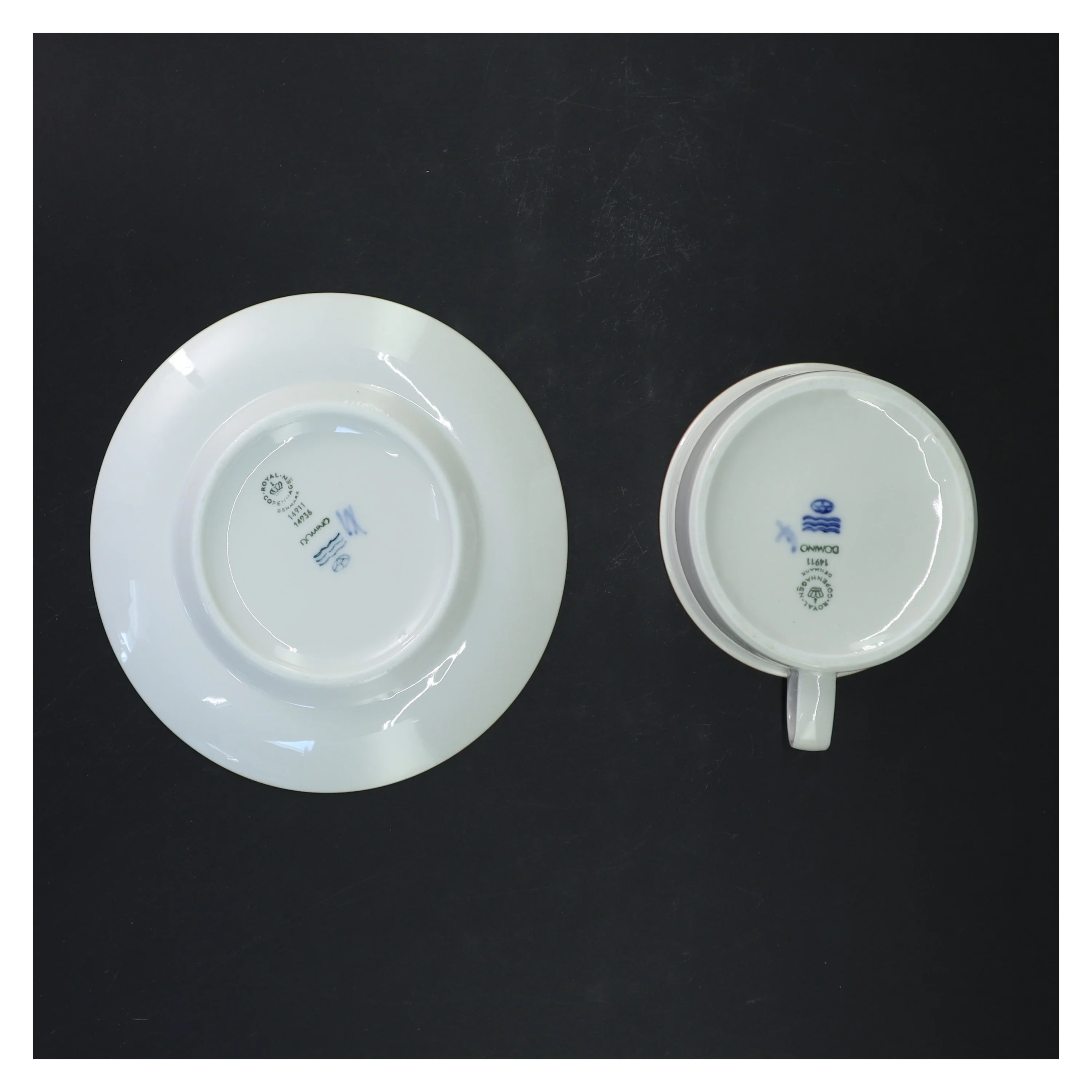 Domino porcelæns te/kaffekopper med underkopper fra Royal Copenhagen, Domino (str. 5 styk underkopper (ø 16) 4 styk kopper (ø 10) cm)