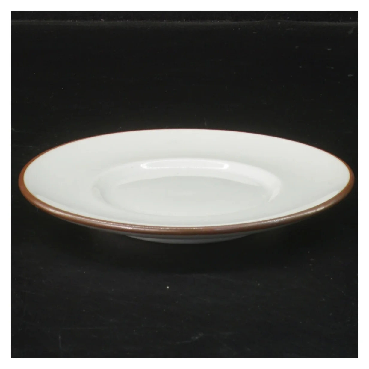 Hvid porcelænstallerken med brun kant, Domino (str. Ø 13,5 cm) fra Royal Copenhagen