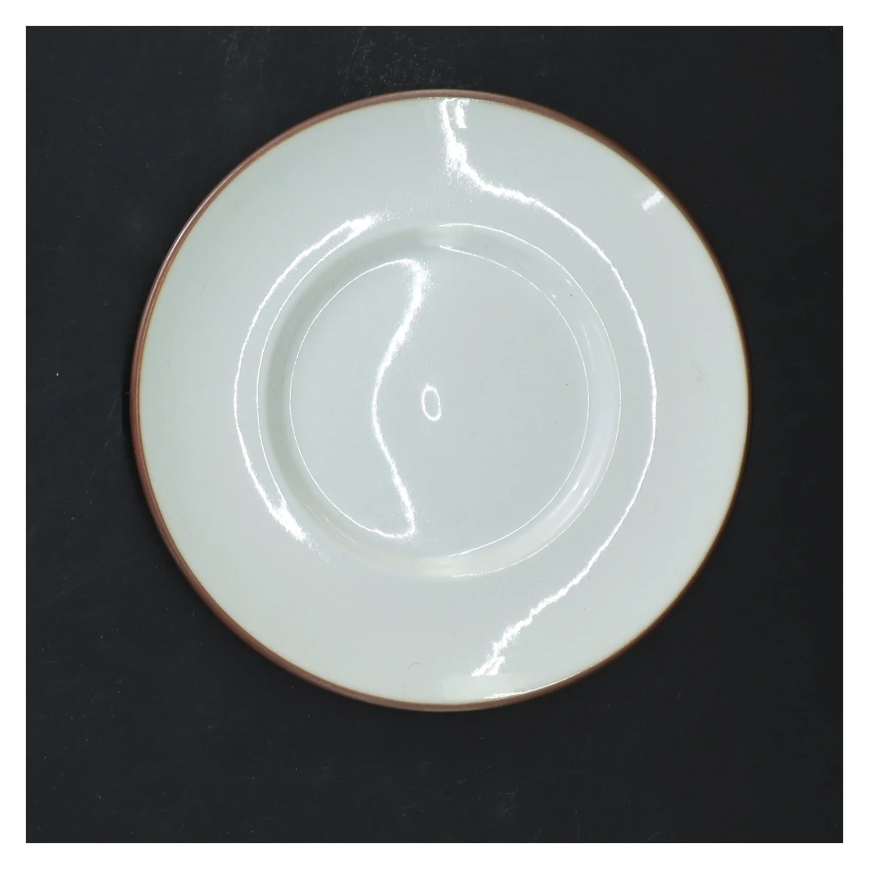Hvid porcel&aelig;nstallerken med brun kant, Domino (str. &Oslash; 13,5 cm) fra Royal Copenhagen