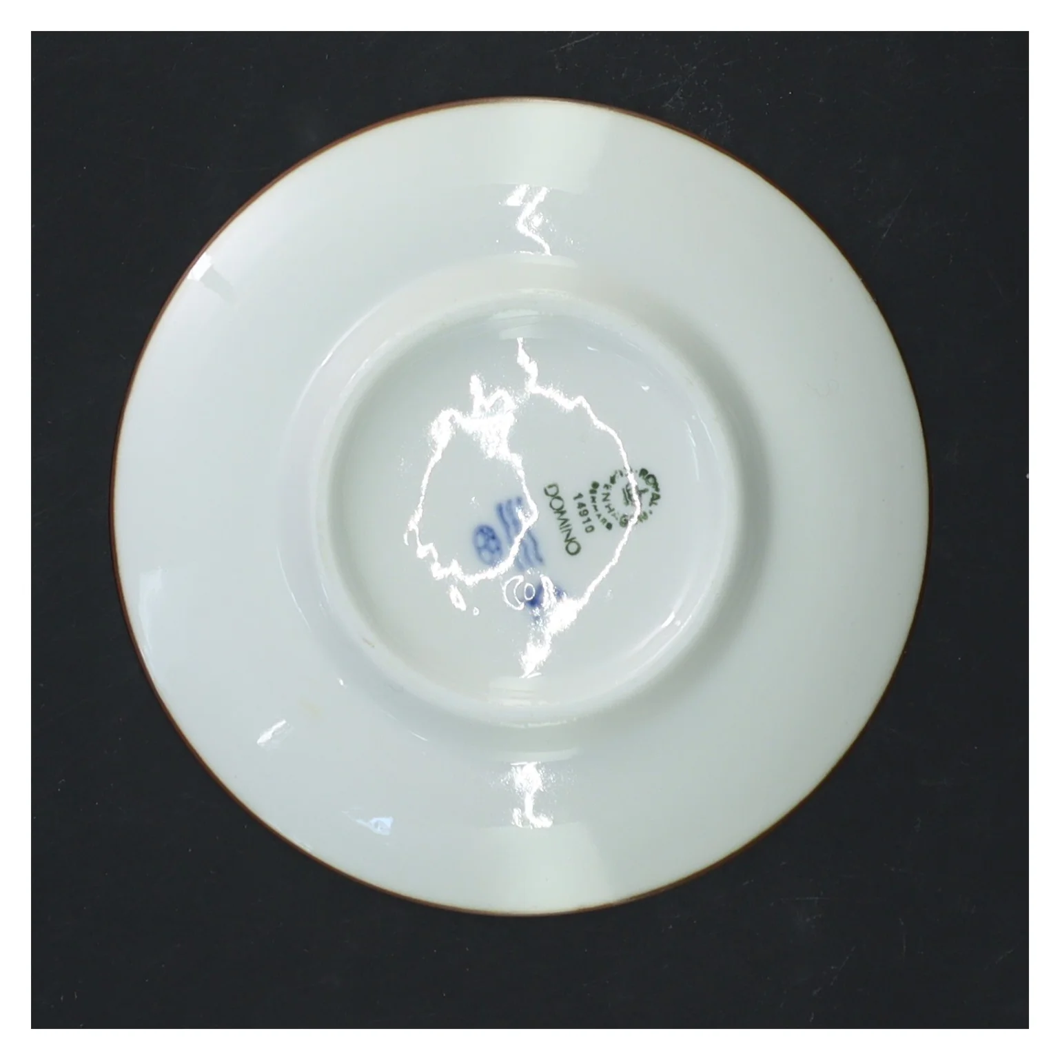 Hvid porcelænstallerken med brun kant, Domino (str. Ø 13,5 cm) fra Royal Copenhagen