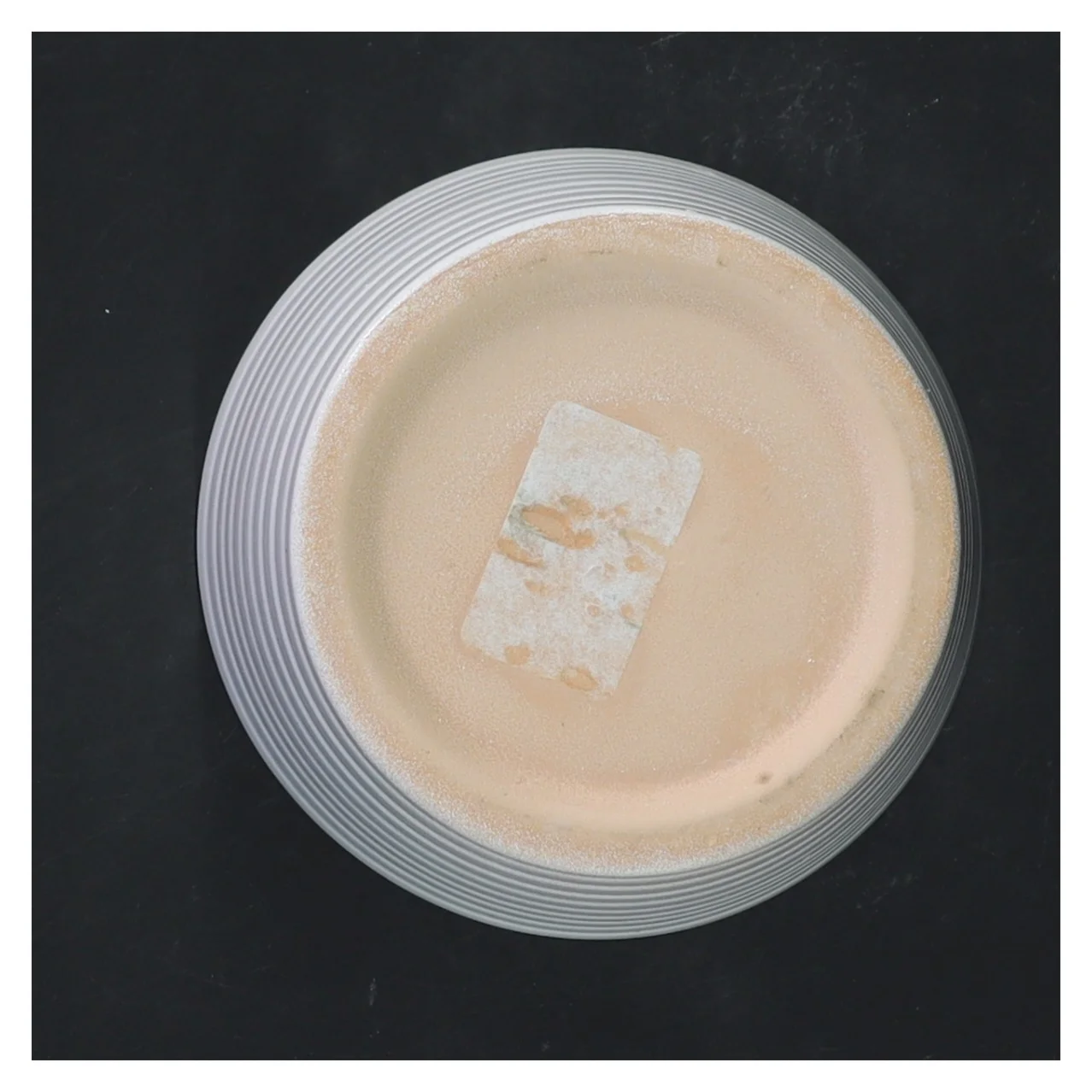 Hvid riflet potte fra IKRA (str. 10,5x9 cm)