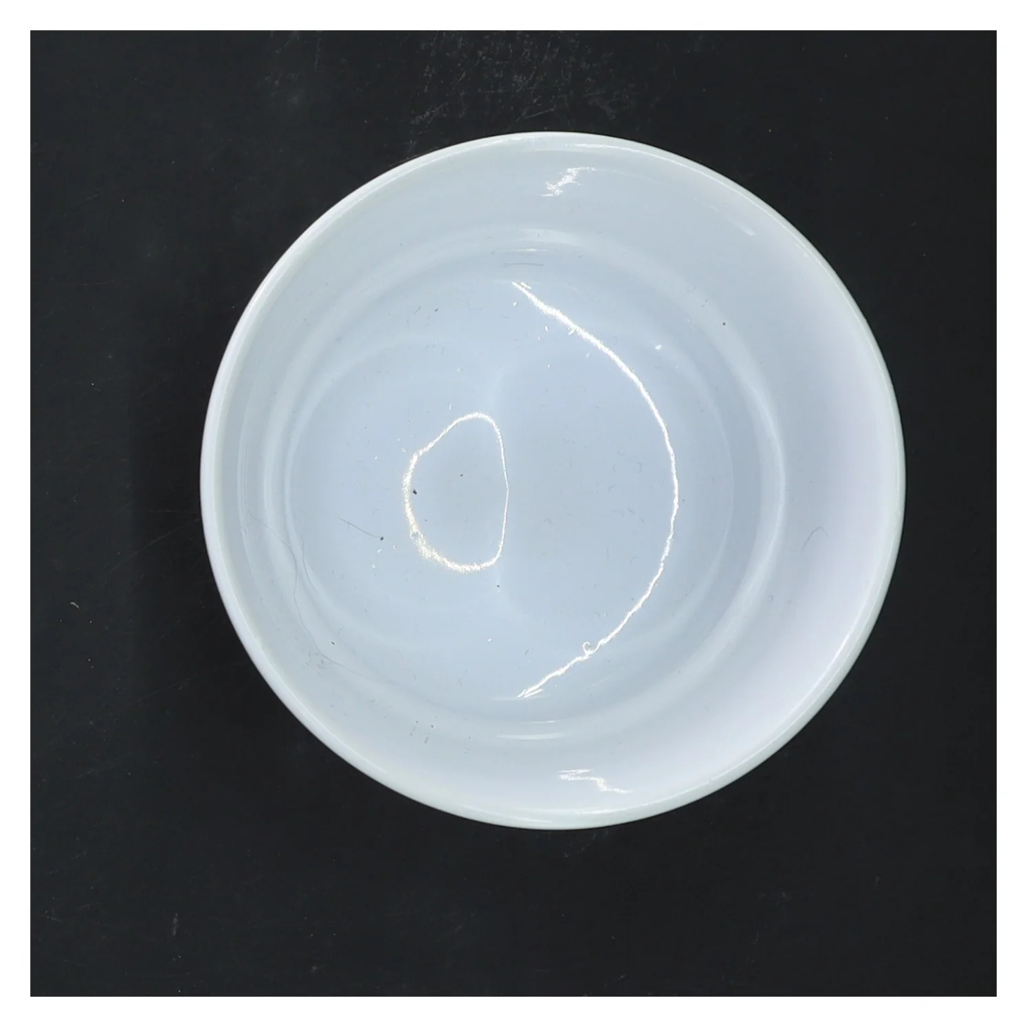 Hvid riflet potte fra IKRA (str. 10,5x9 cm)