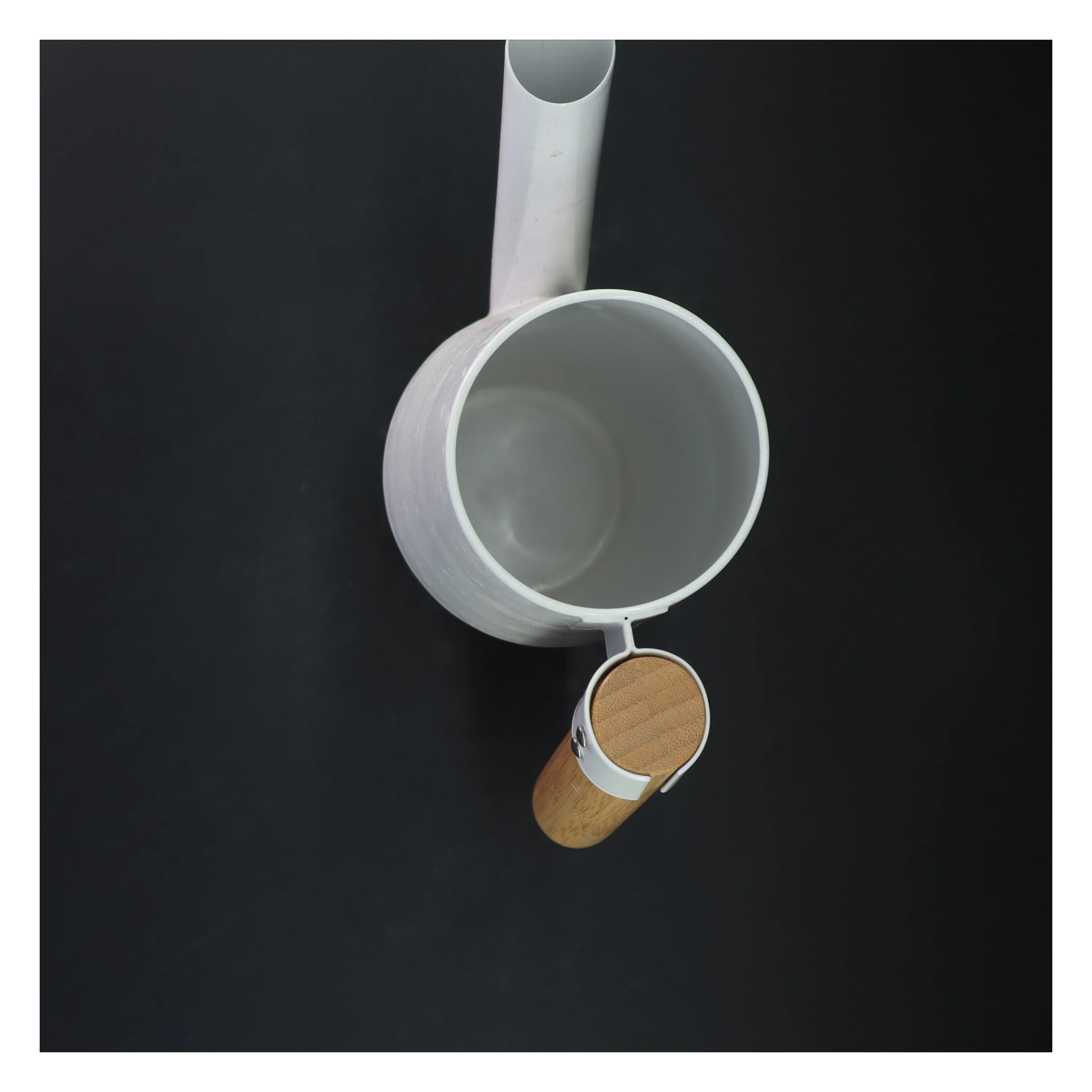 Hvid vandkande med træhåndtag fra IKEA (str. 30 cm)