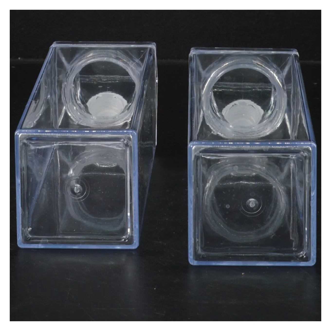 To firkantede plastflasker med skruelåg (0,5l)