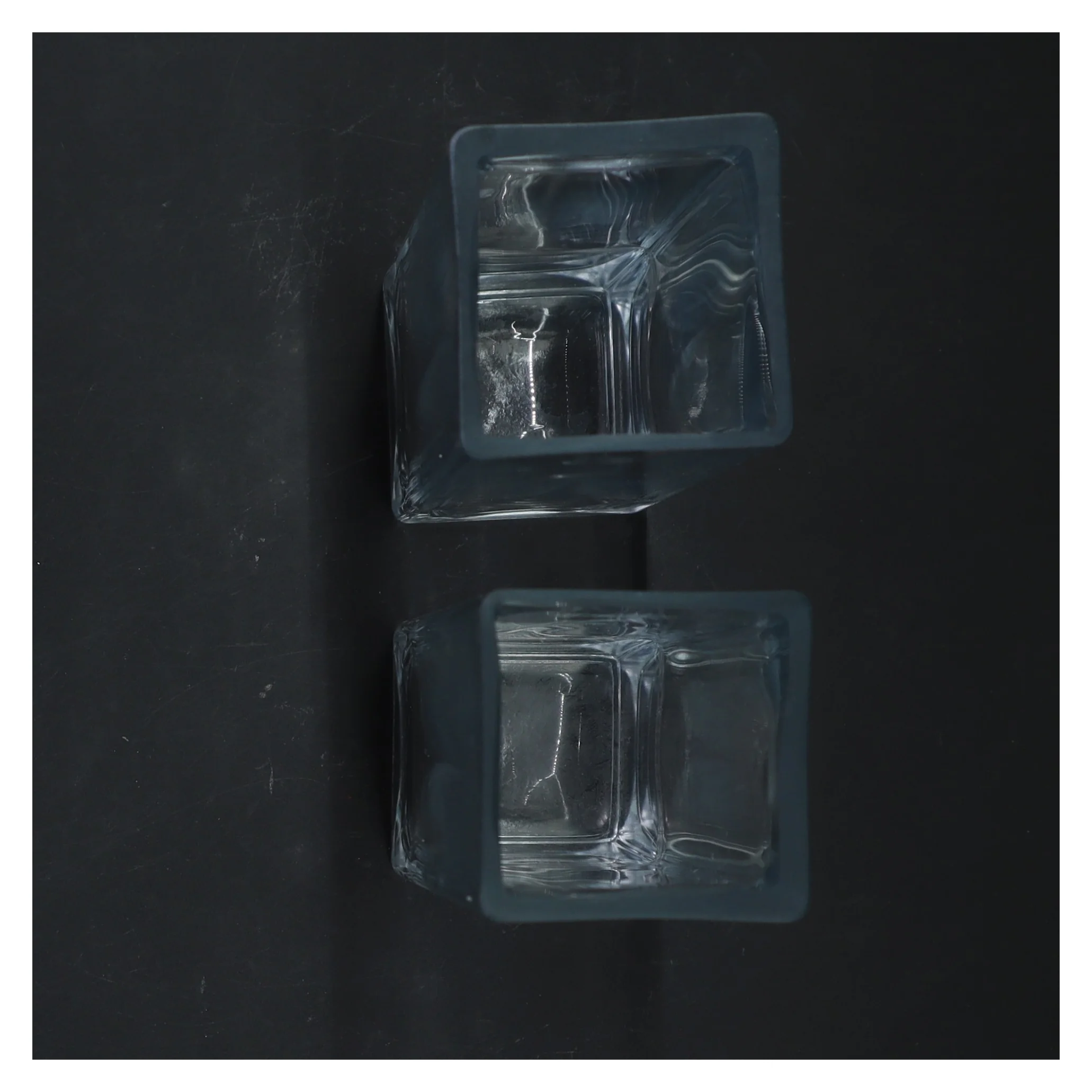 Sæt af firkantede glasvaser (str. 21x5,5x5,5 cm)