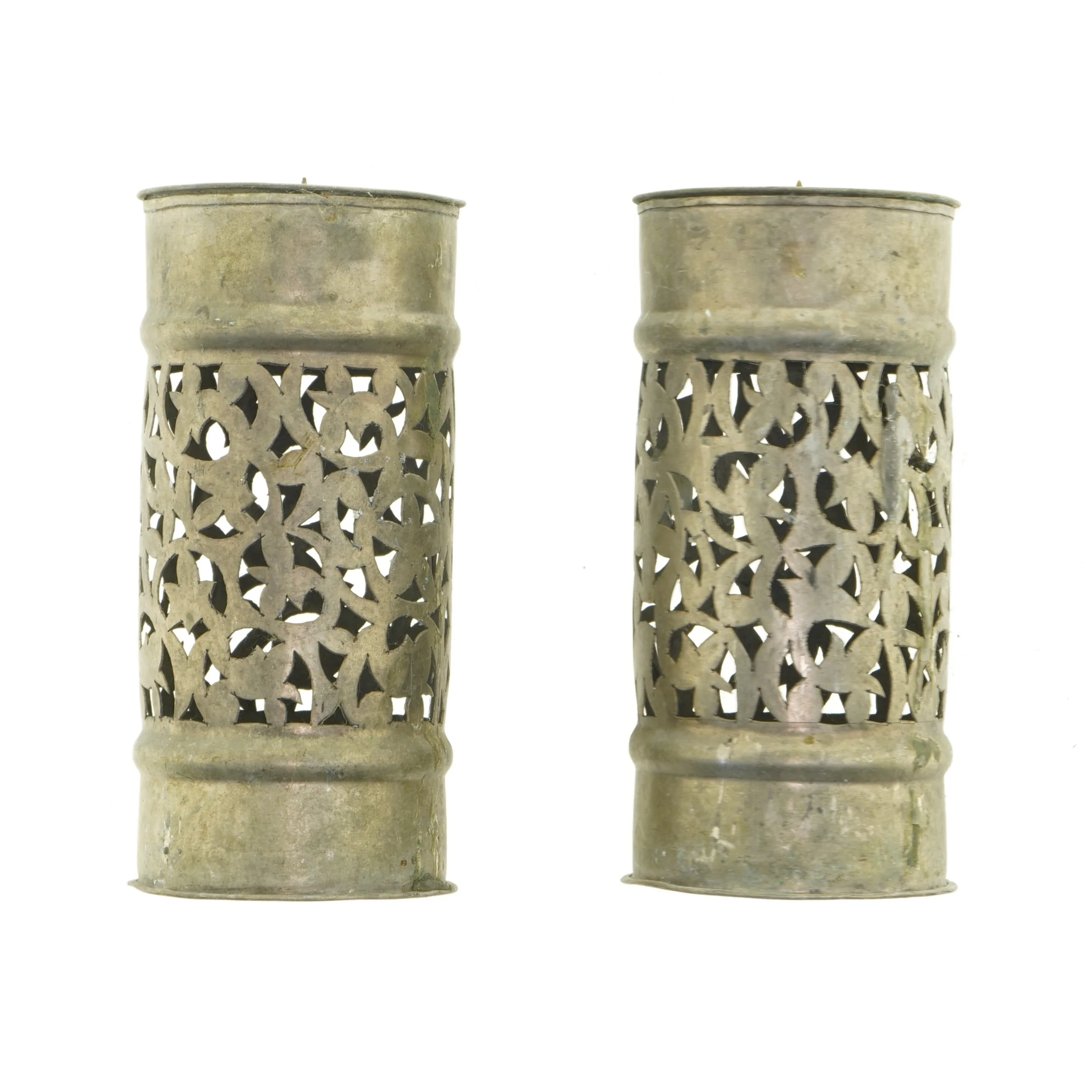 Udsmykkede metal lysestager (str. 21 x 10 cm)