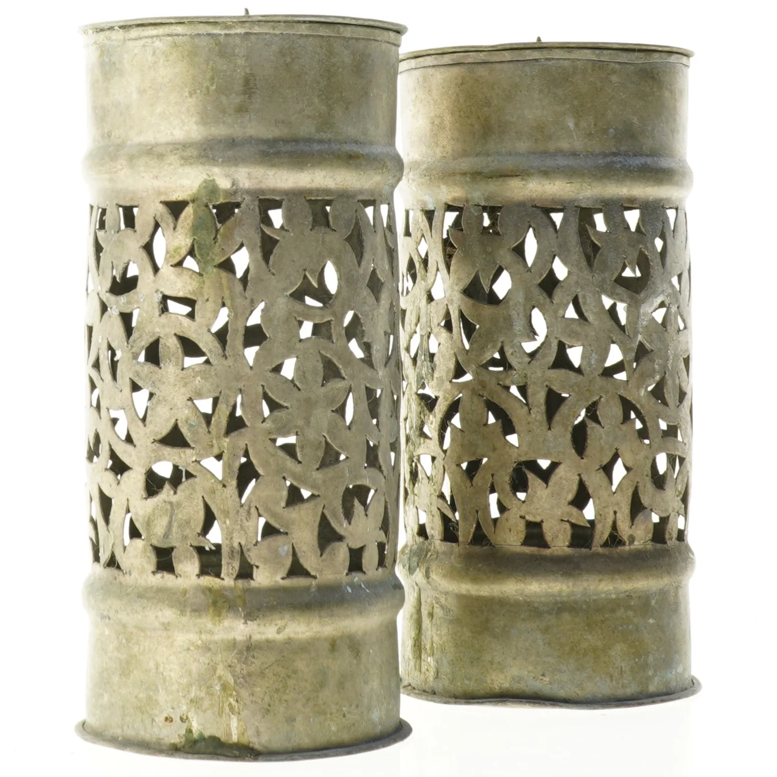 Udsmykkede metal lysestager (str. 21 x 10 cm)