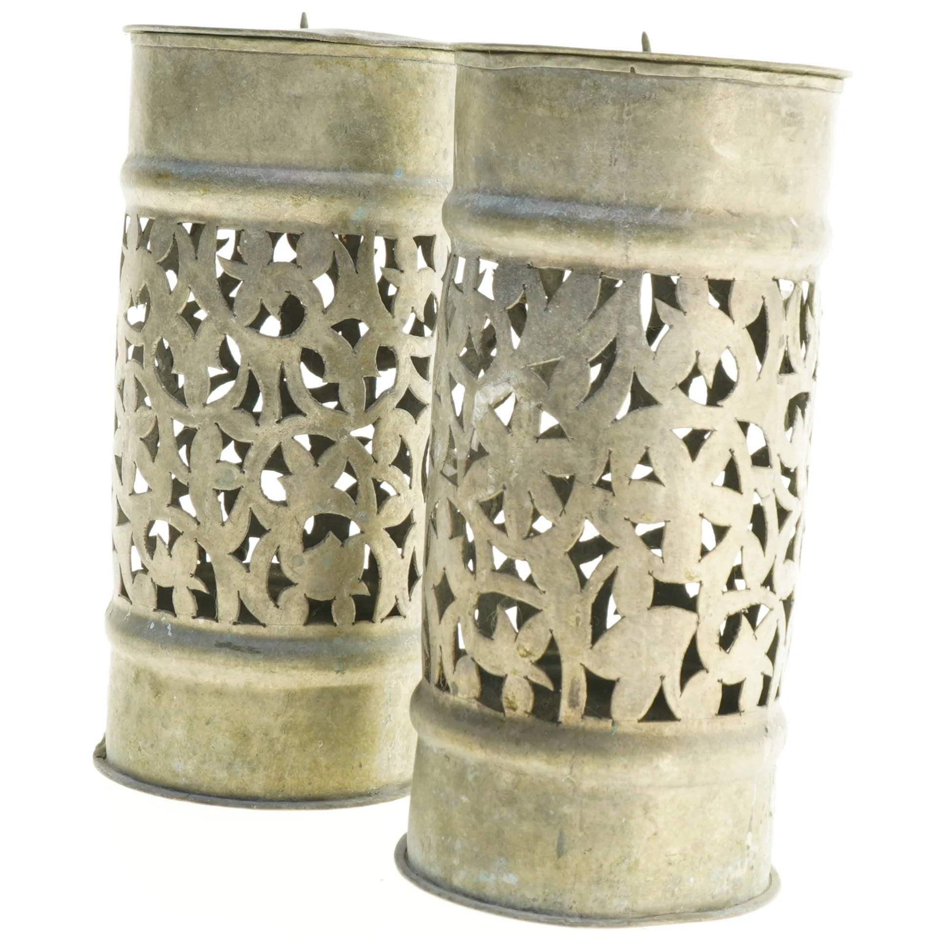 Udsmykkede metal lysestager (str. 21 x 10 cm)