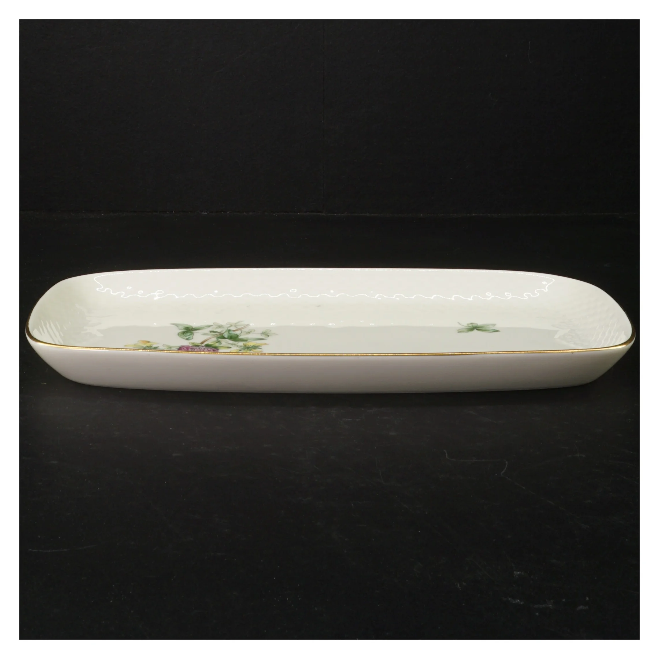 Porcelæn fad med blomstermotiv fra B&G (str. 27,5 x 15,5 cm)