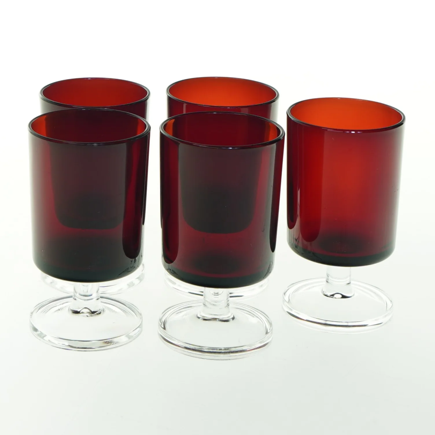 Røde vinglas på fod (str. H. 9 cm, ø 5,5 cm)