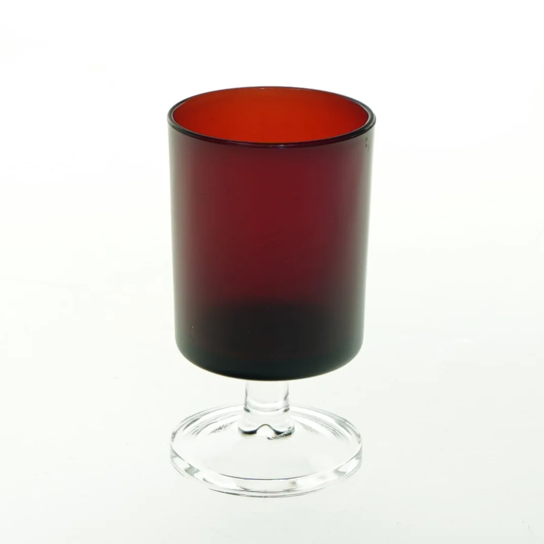 Røde vinglas på fod (str. H. 9 cm, ø 5,5 cm)