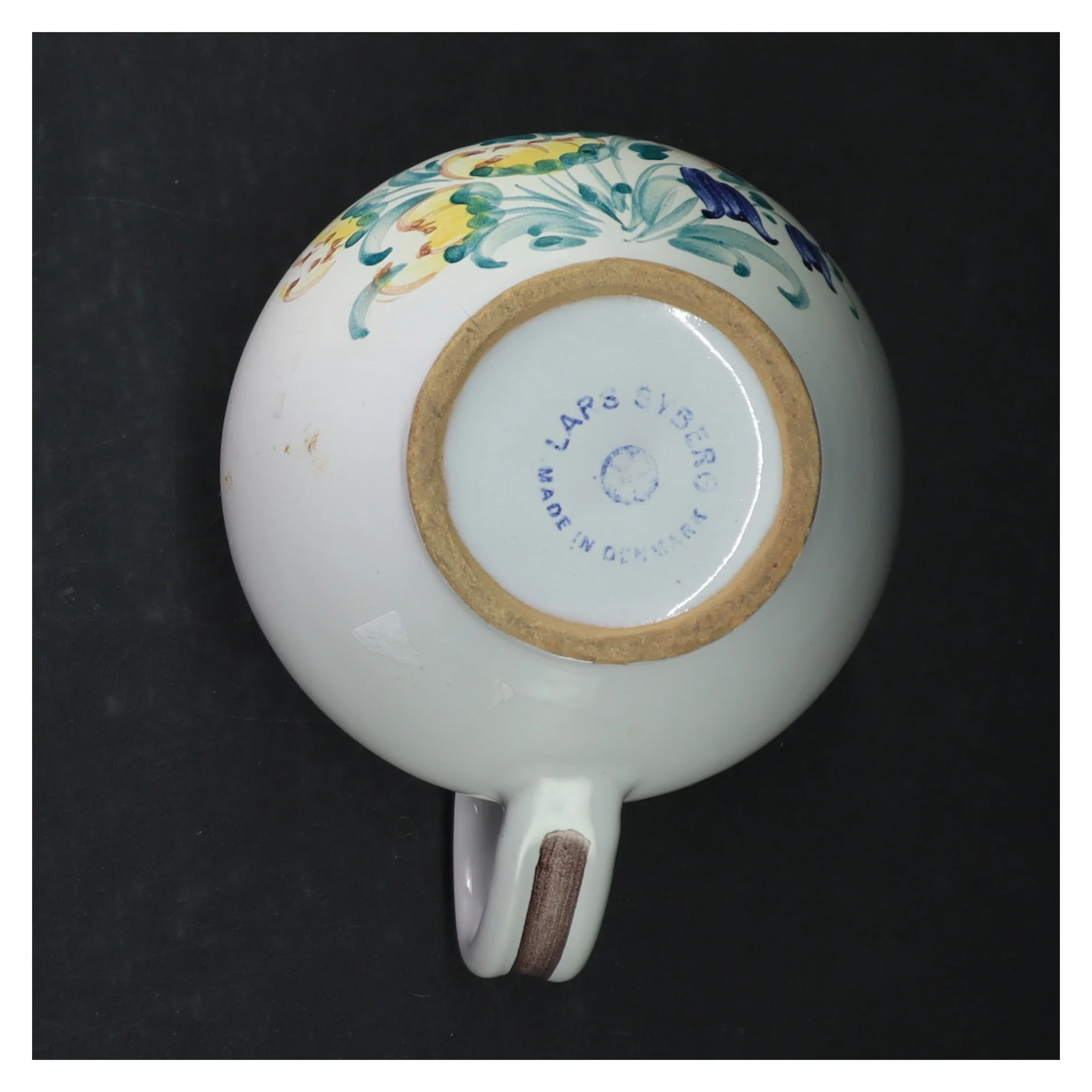 Dekoreret keramik kande fra Lars Syberg (str. H. 13,5 cm)