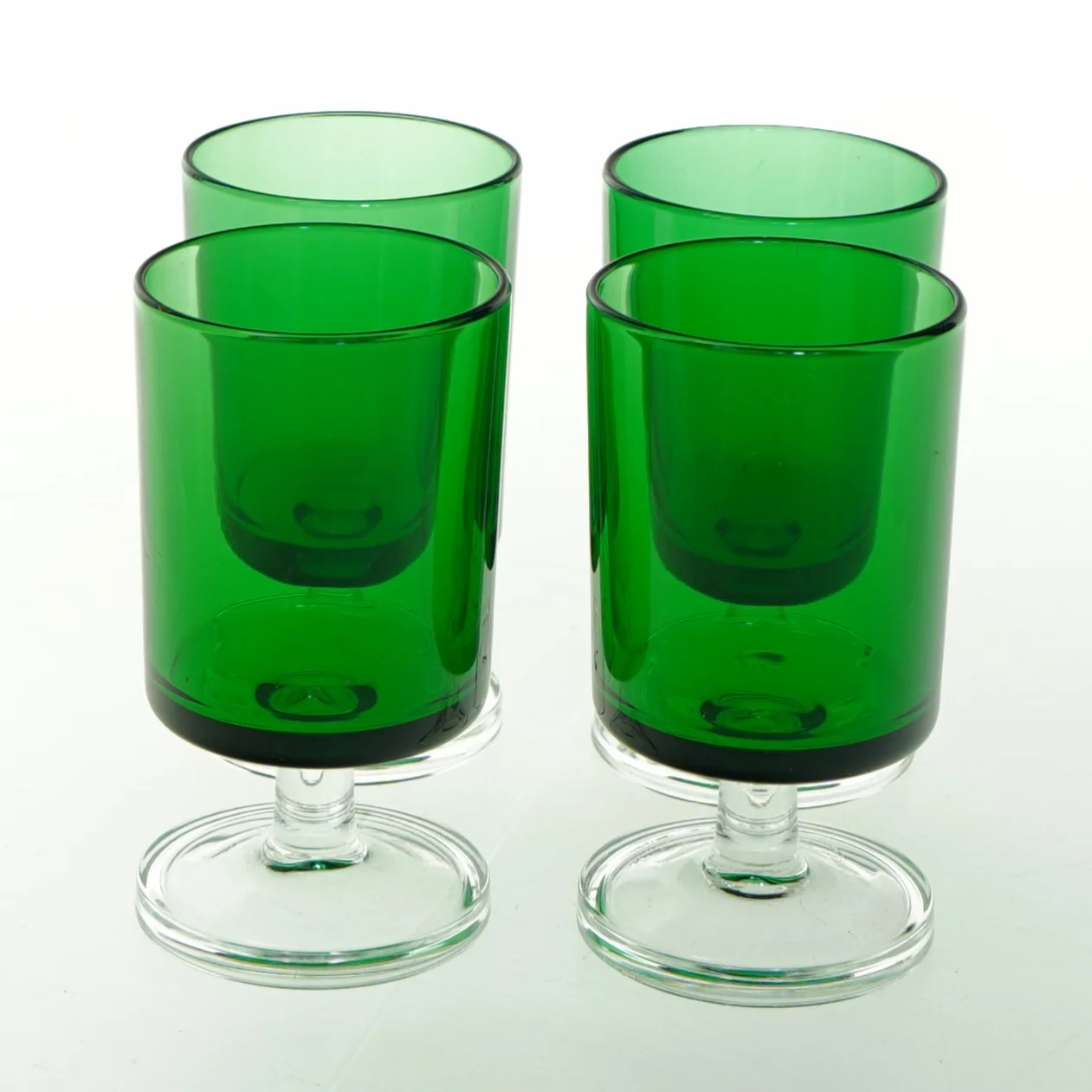 Grønne glas på fod (str. H 9,5 cm, ø 5 cm)