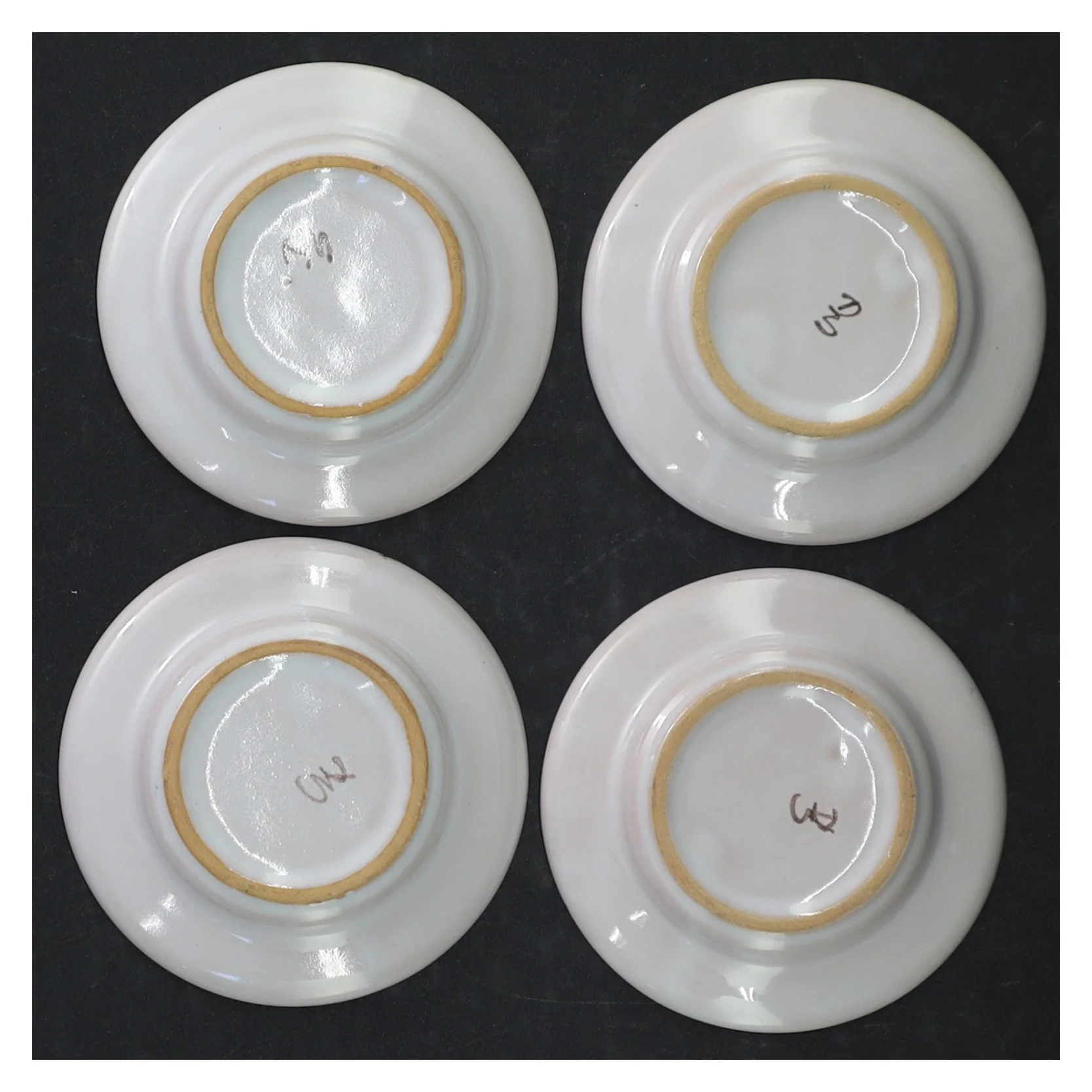 Dekorative keramiktallerkener med ananasmotiv (str. Ø. 8 cm)