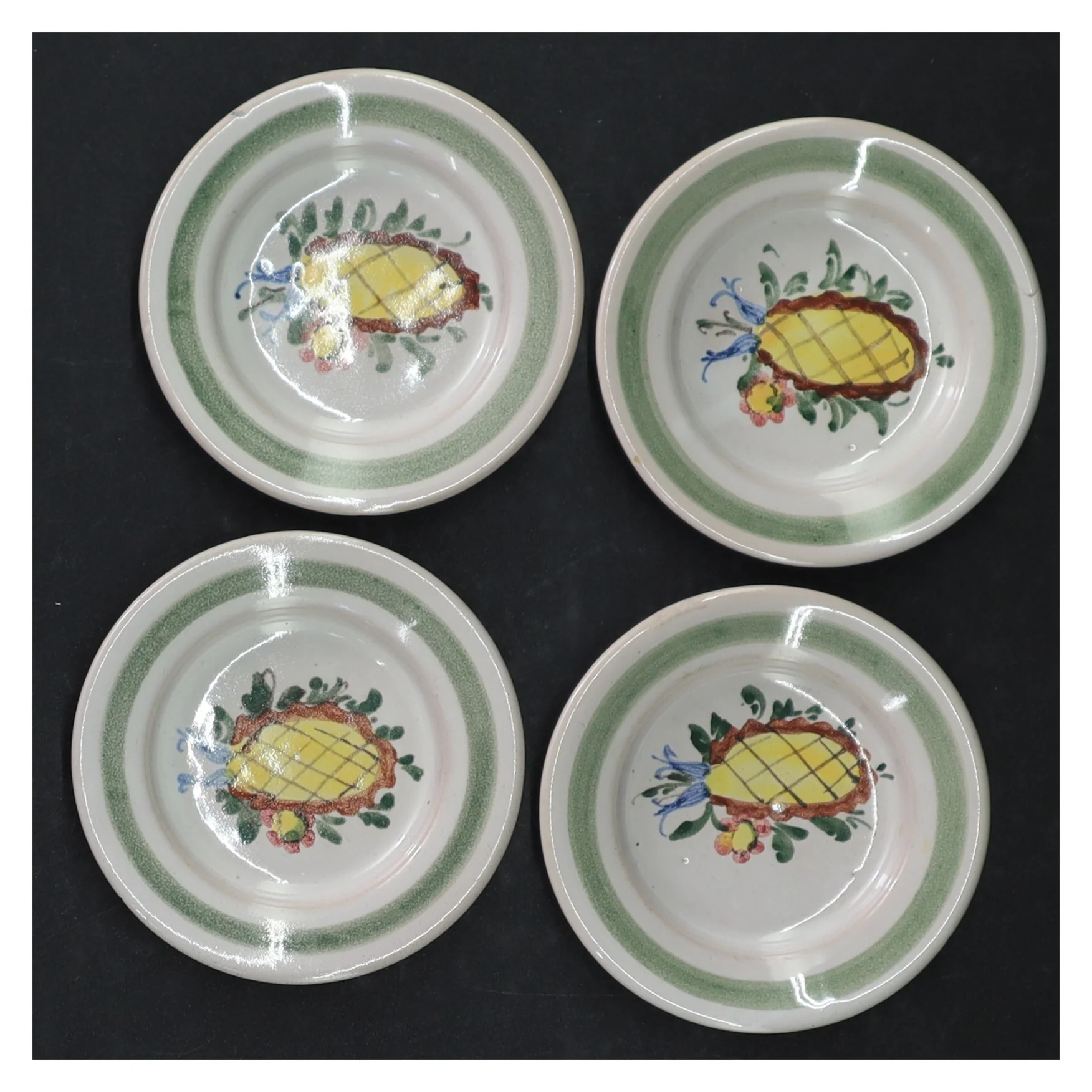 Dekorative keramiktallerkener med ananasmotiv (str. Ø. 8 cm)