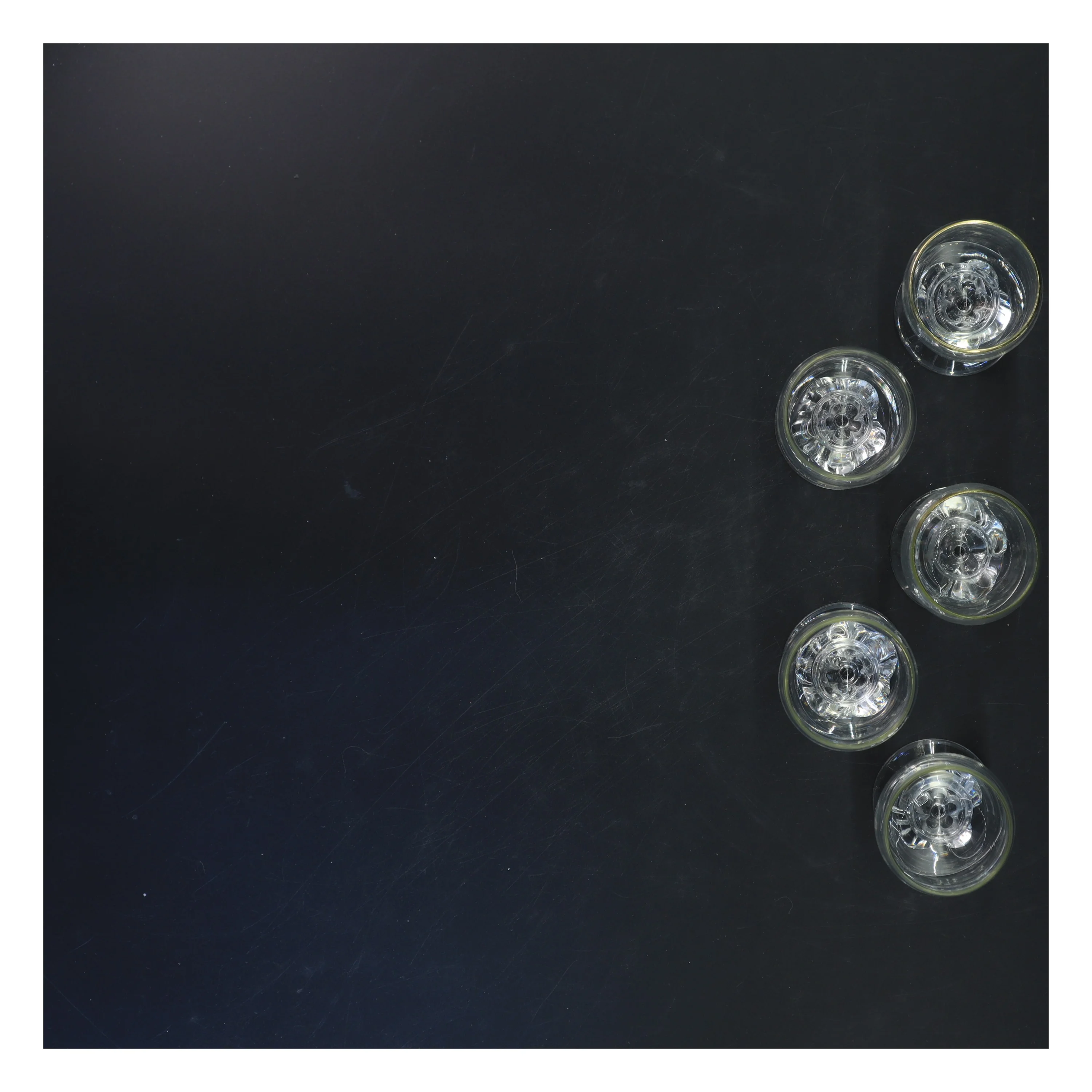 Sæt med fem små glas med guldkant (str. 10x5 cm)