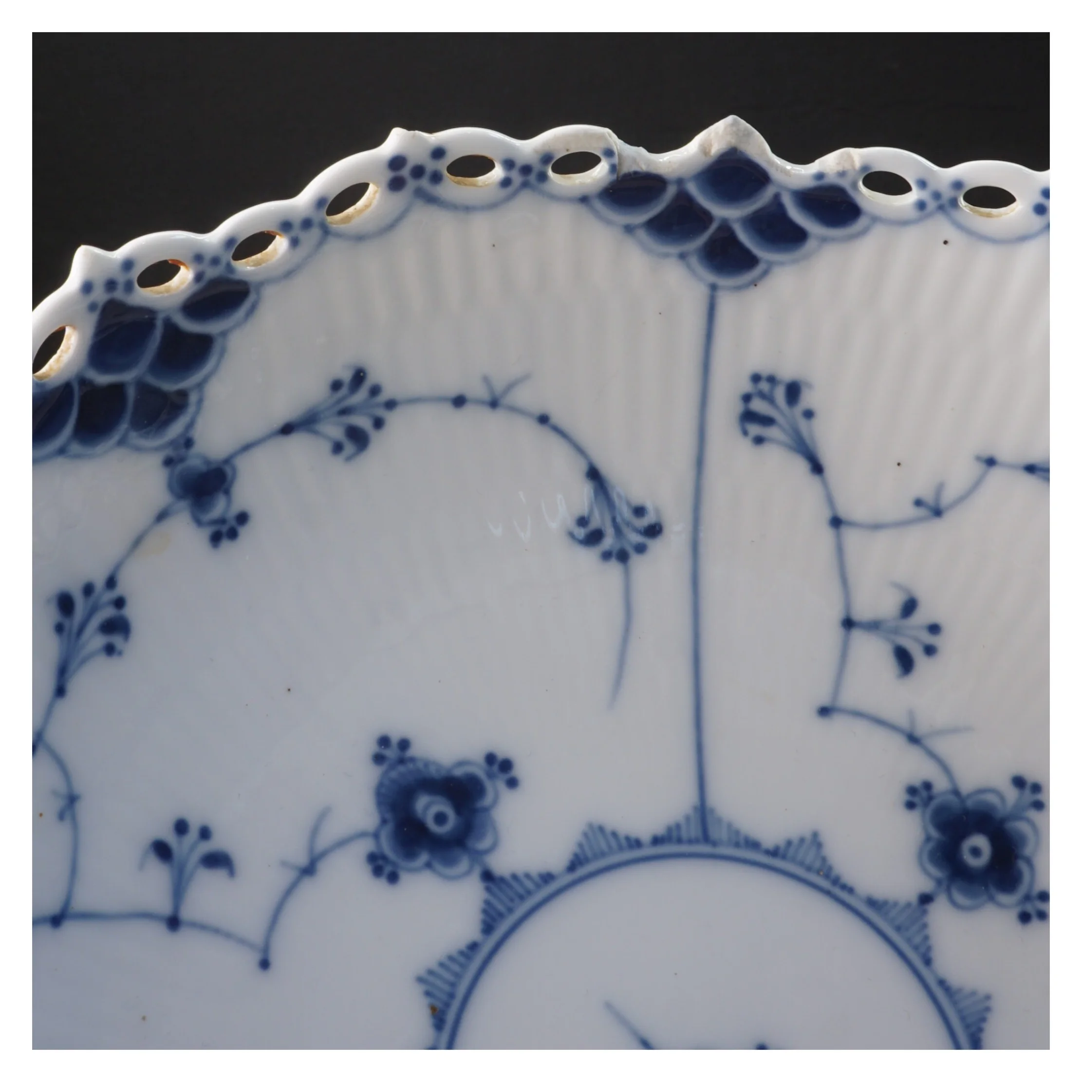 Porcelænsfad med blå mønster fra Royal Copenhagen (str. 15x20 cm)