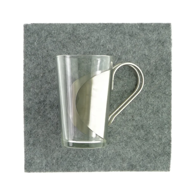 Glas med metal håndtag
