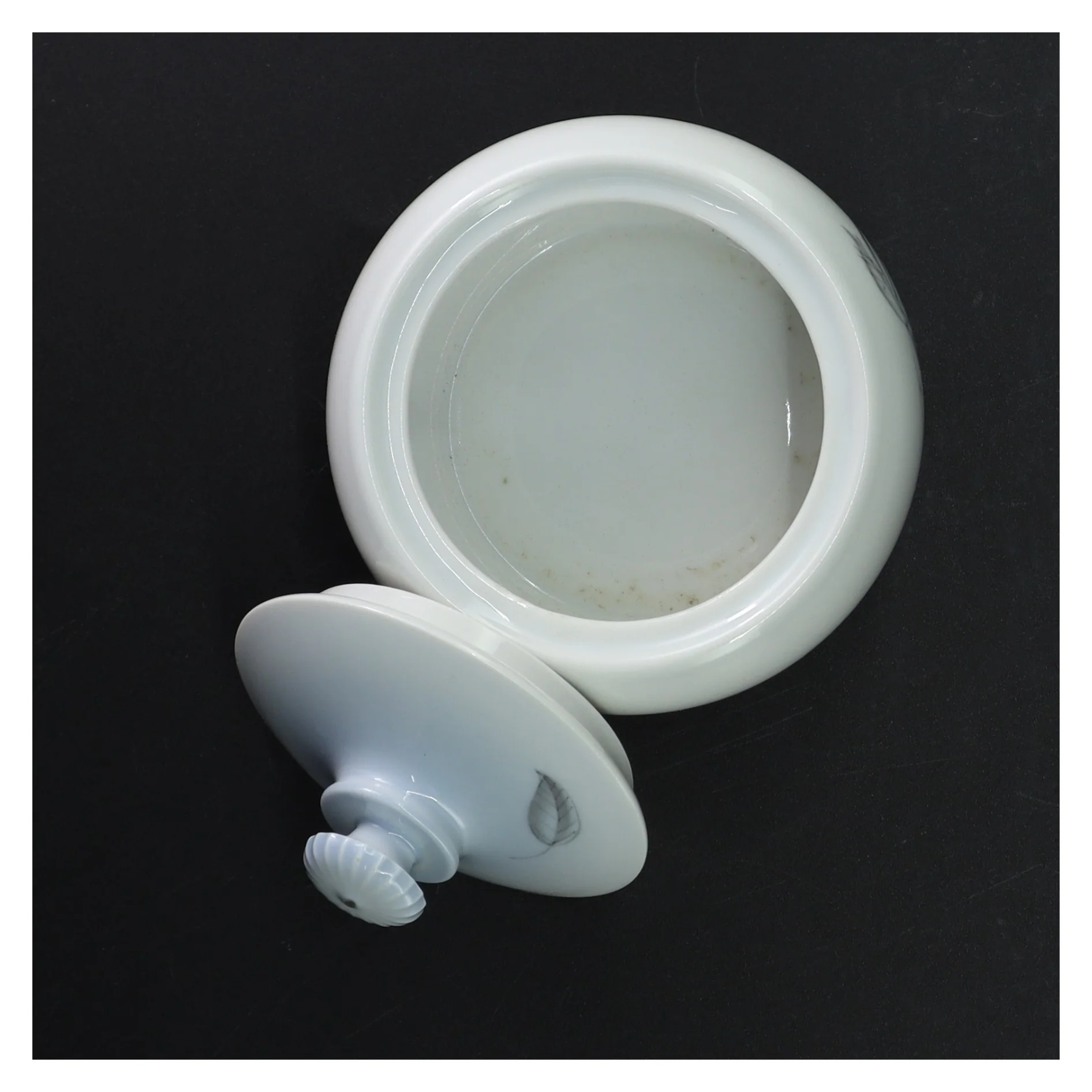 Hvid porcelænssukkerskål med låg fra B&G (str. 11 cm i diameter)