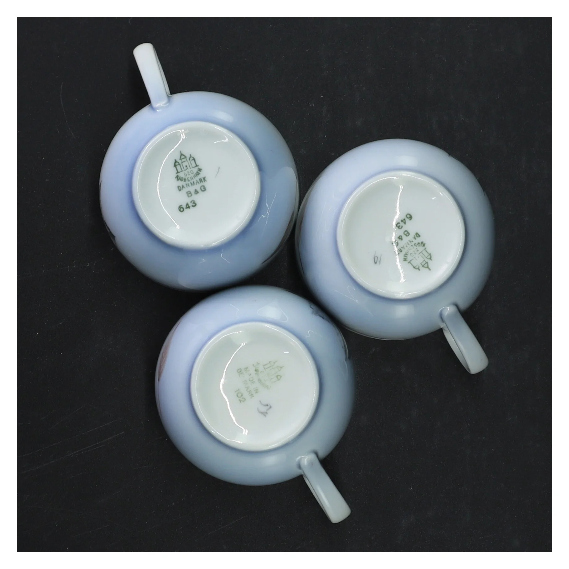 Porcelænskrus med blade design fra B&G (str. 7 cm i diameter)