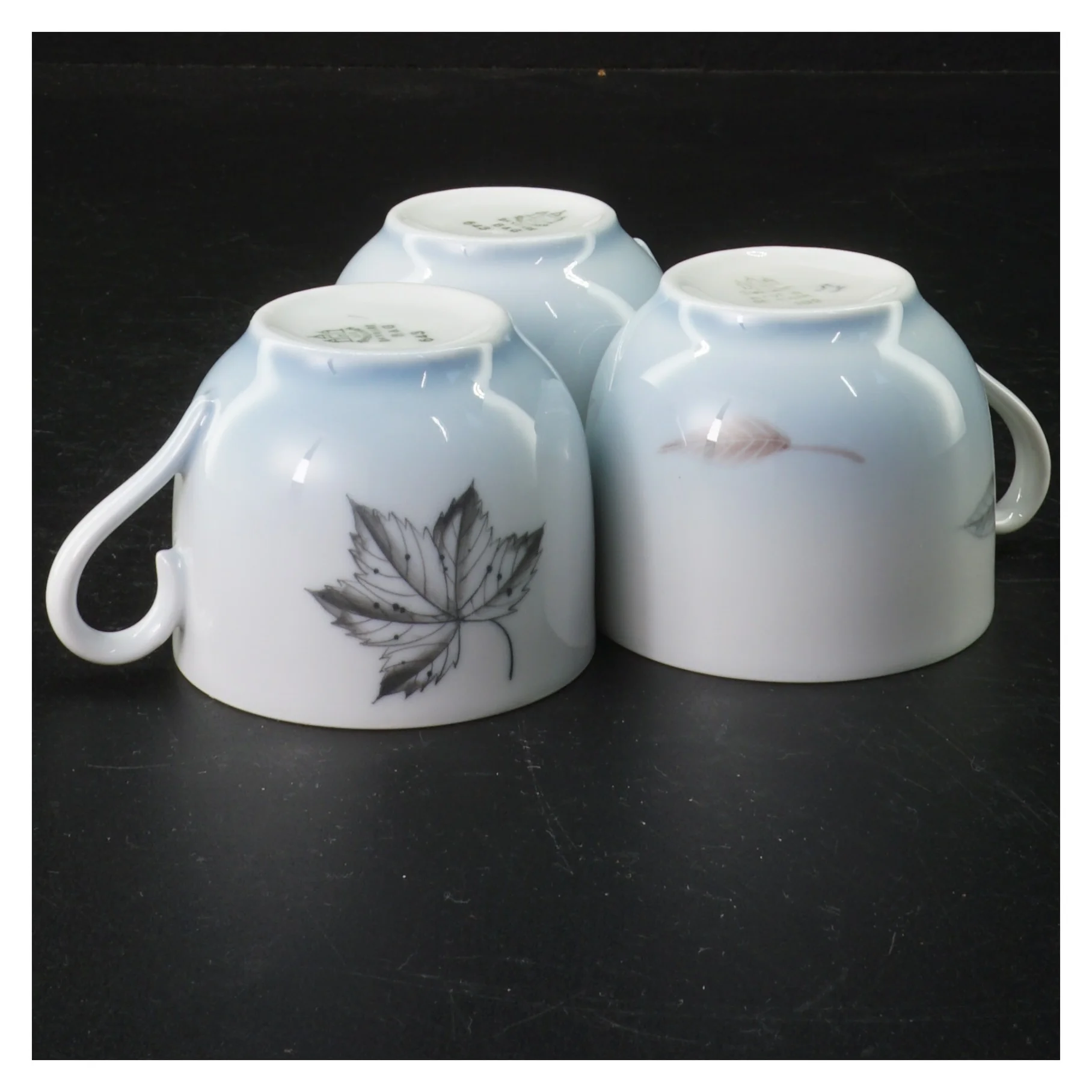 Porcelænskrus med blade design fra B&G (str. 7 cm i diameter)