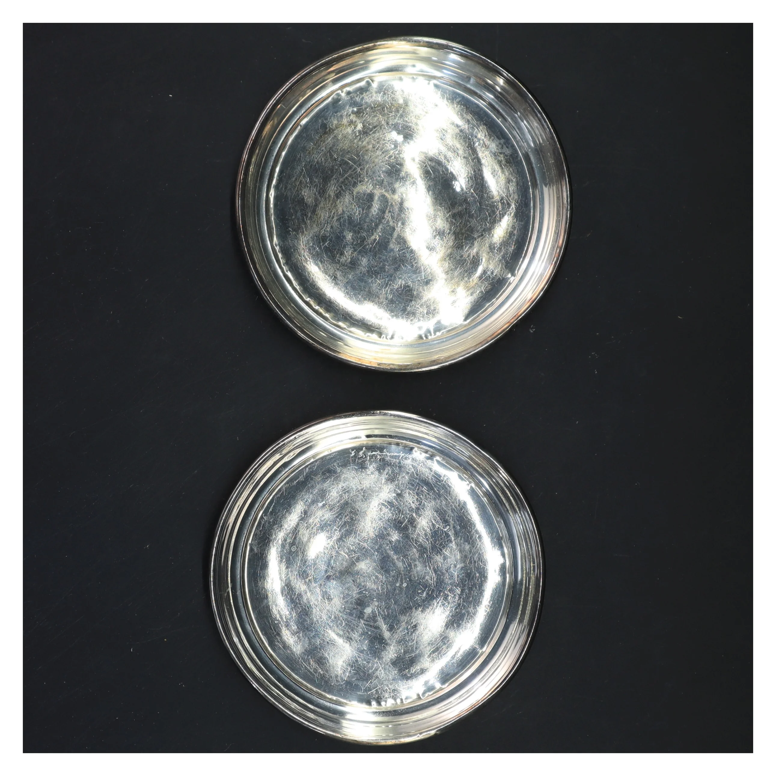 Sæt af to sølvplader (str. Ø 13x1,5 cm)