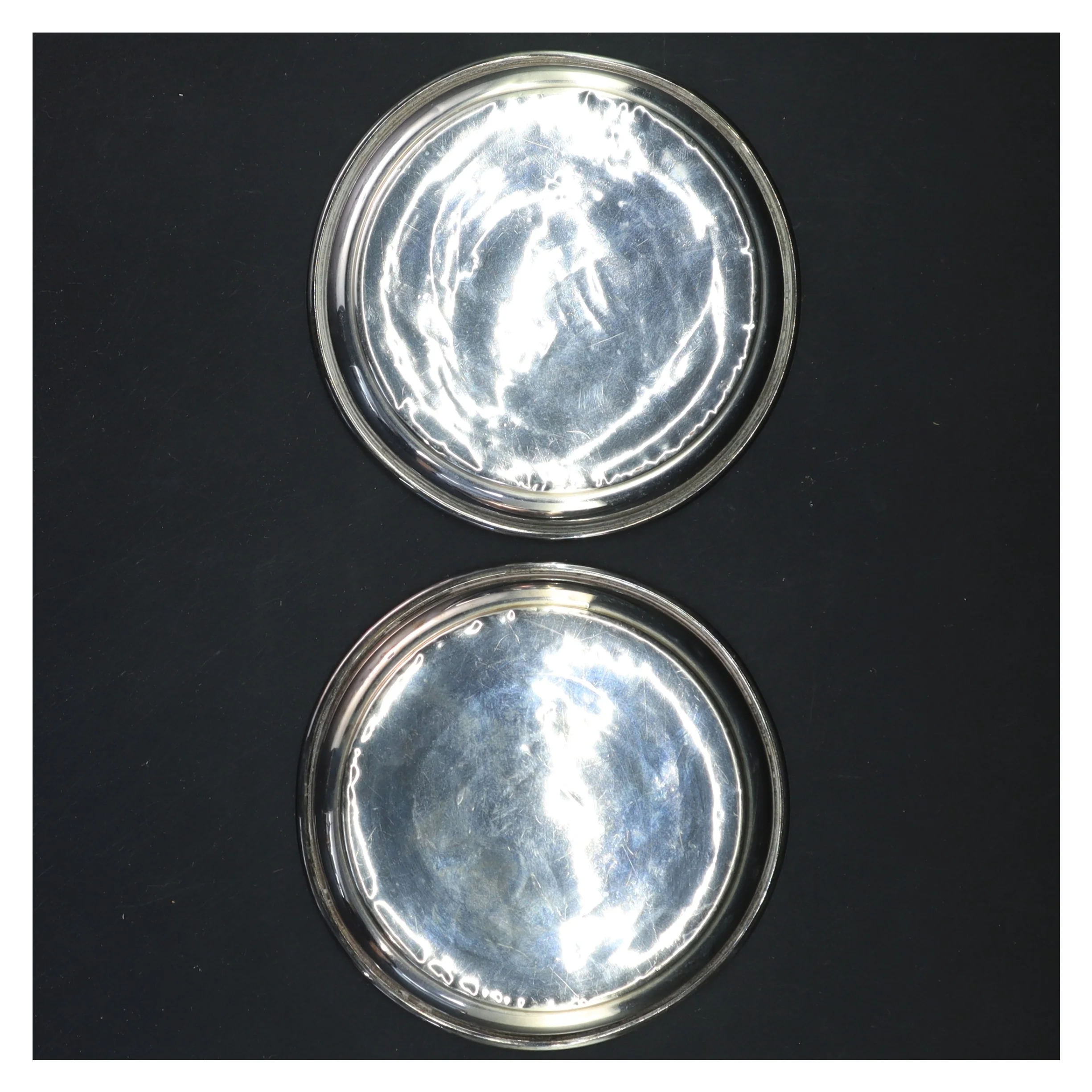 Sæt af to sølvplader (str. Ø 13x1,5 cm)