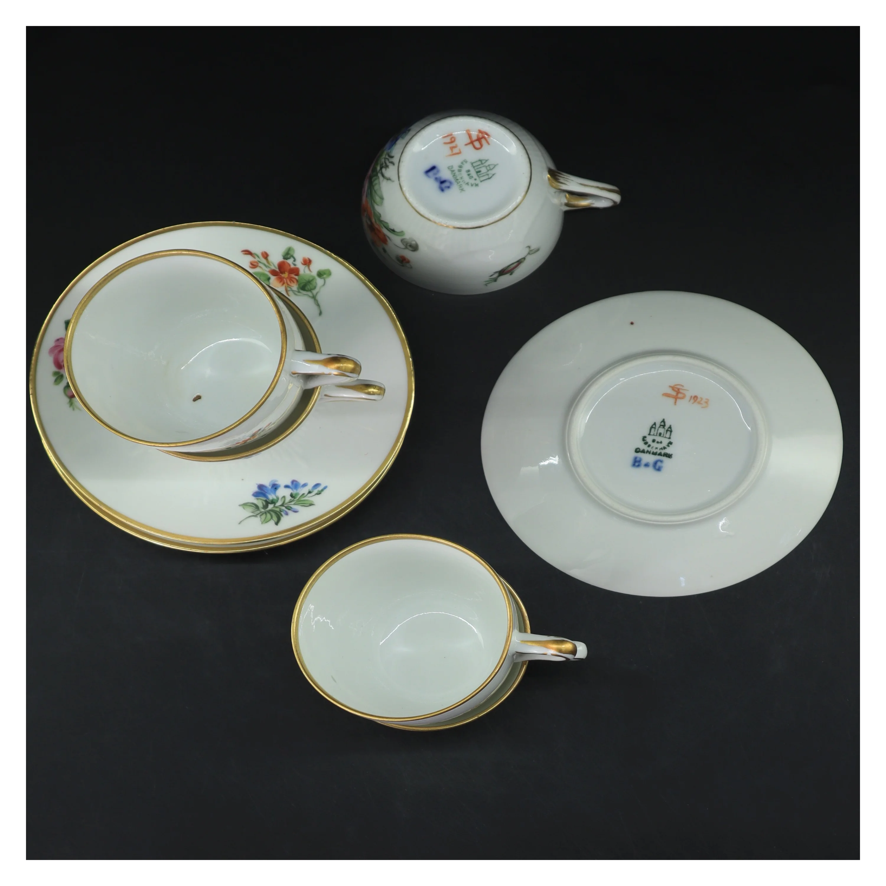 Blomstret porcelænskop og underkop sæt fra B&G (str. 5 stk Ø 7,5 & 13,5 cm)