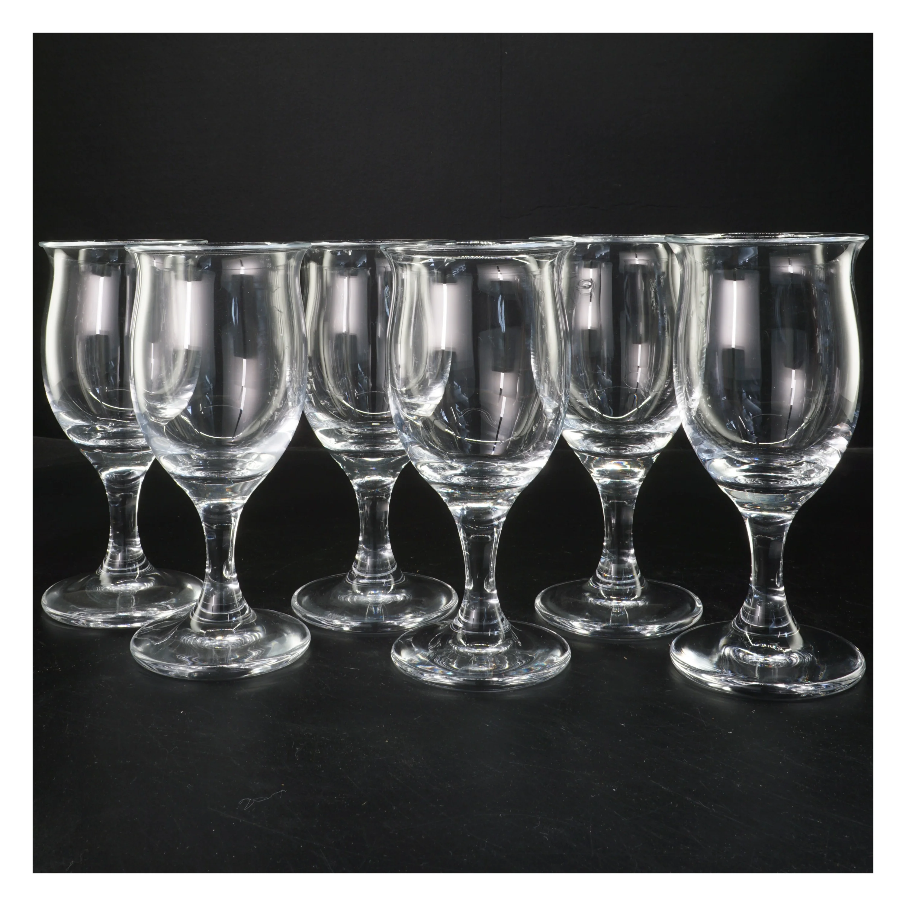 Sæt af seks vinglas (str. 8,5x18 cm)