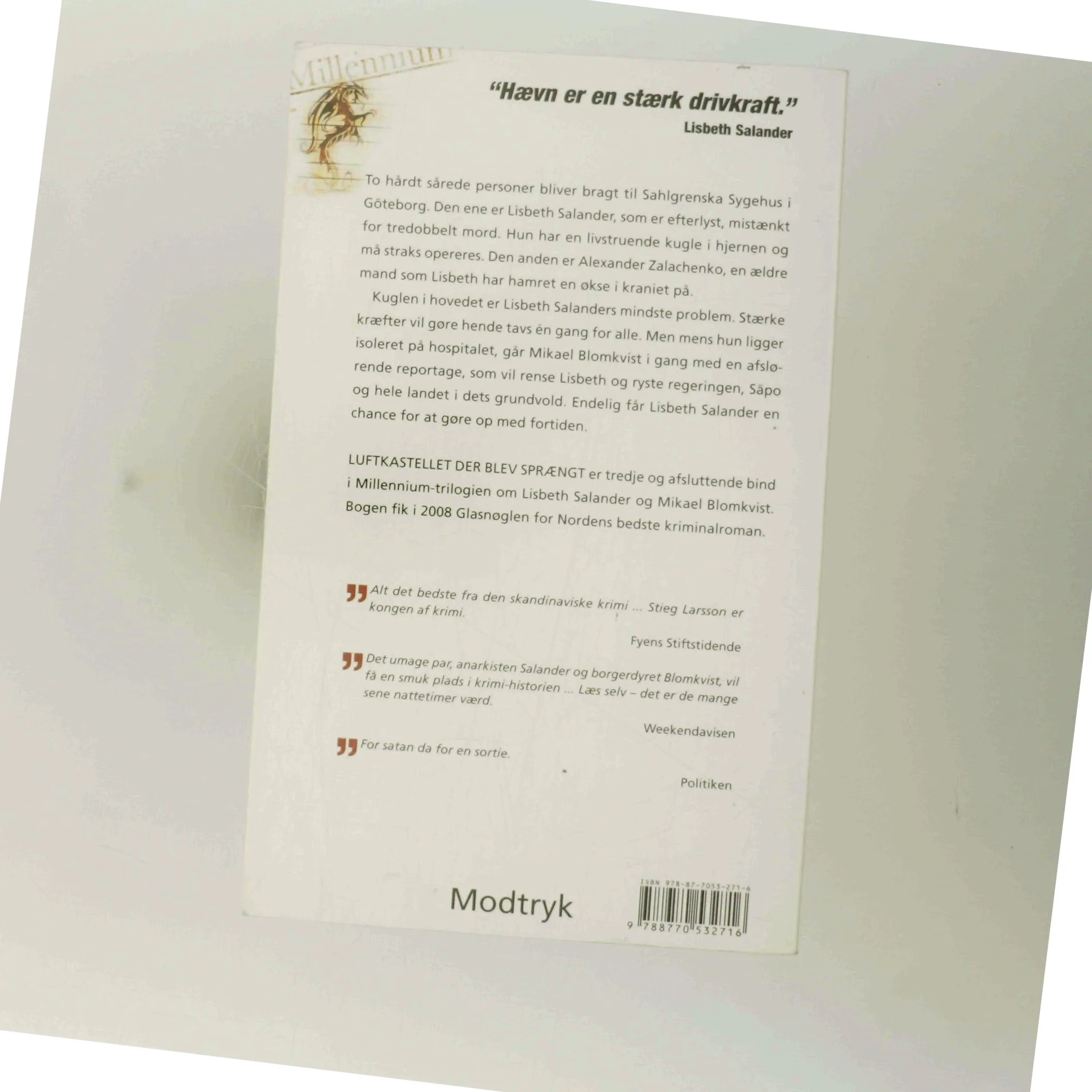 Luftkastellet Der Blev Spraengt (af Stieg Larsson) [Imported] [Paperback] (Danish) (Millennium, 3. Bind) af Stieg Larsson (Bog)